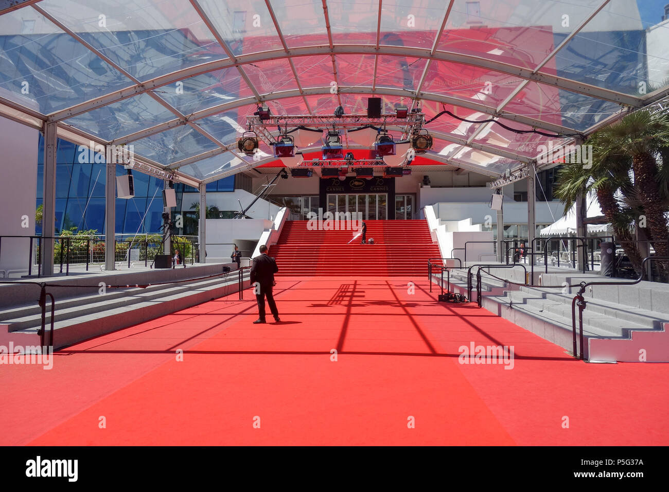 CANNES, Francia - 19 de mayo de 2017: un hombre vacío de la alfombra roja los pasos en el Grand Theatre Lumiere en preparación para la 70ª edición del Festival de Cannes anual Foto de stock