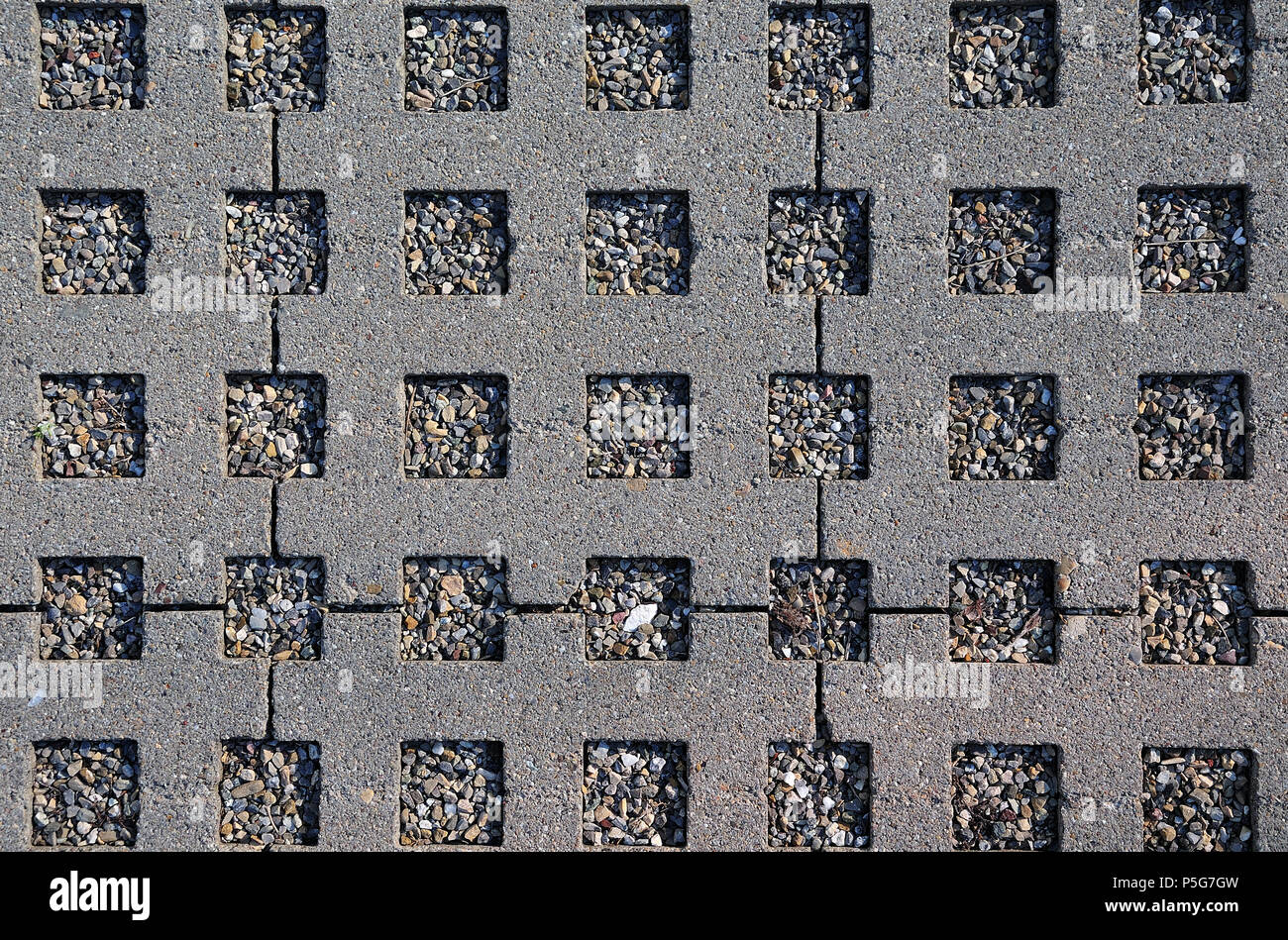 Adoquines de hormigón con huecos rectangulares llena con grava fina  Fotografía de stock - Alamy