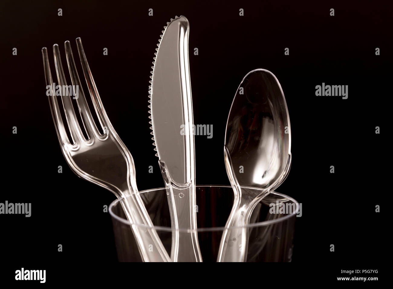 Cubiertos de plástico desechables, cubertería, cuchillos, tenedores,  cucharas, residuos de plástico, transparente, transparente Fotografía de  stock - Alamy