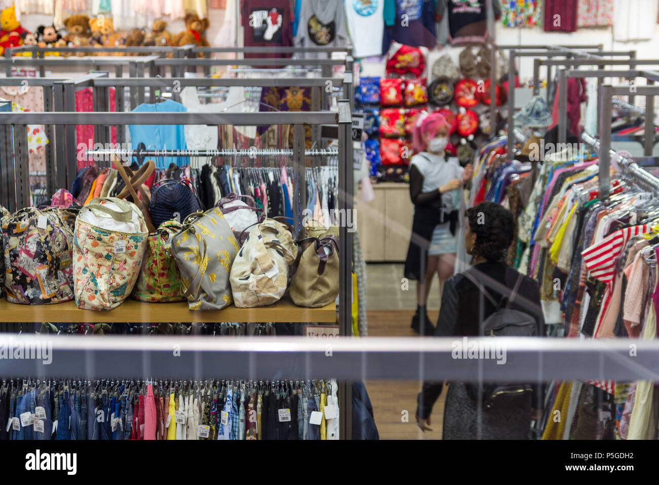 Tienda de ropa de segunda mano fotografías e imágenes de alta resolución -  Alamy