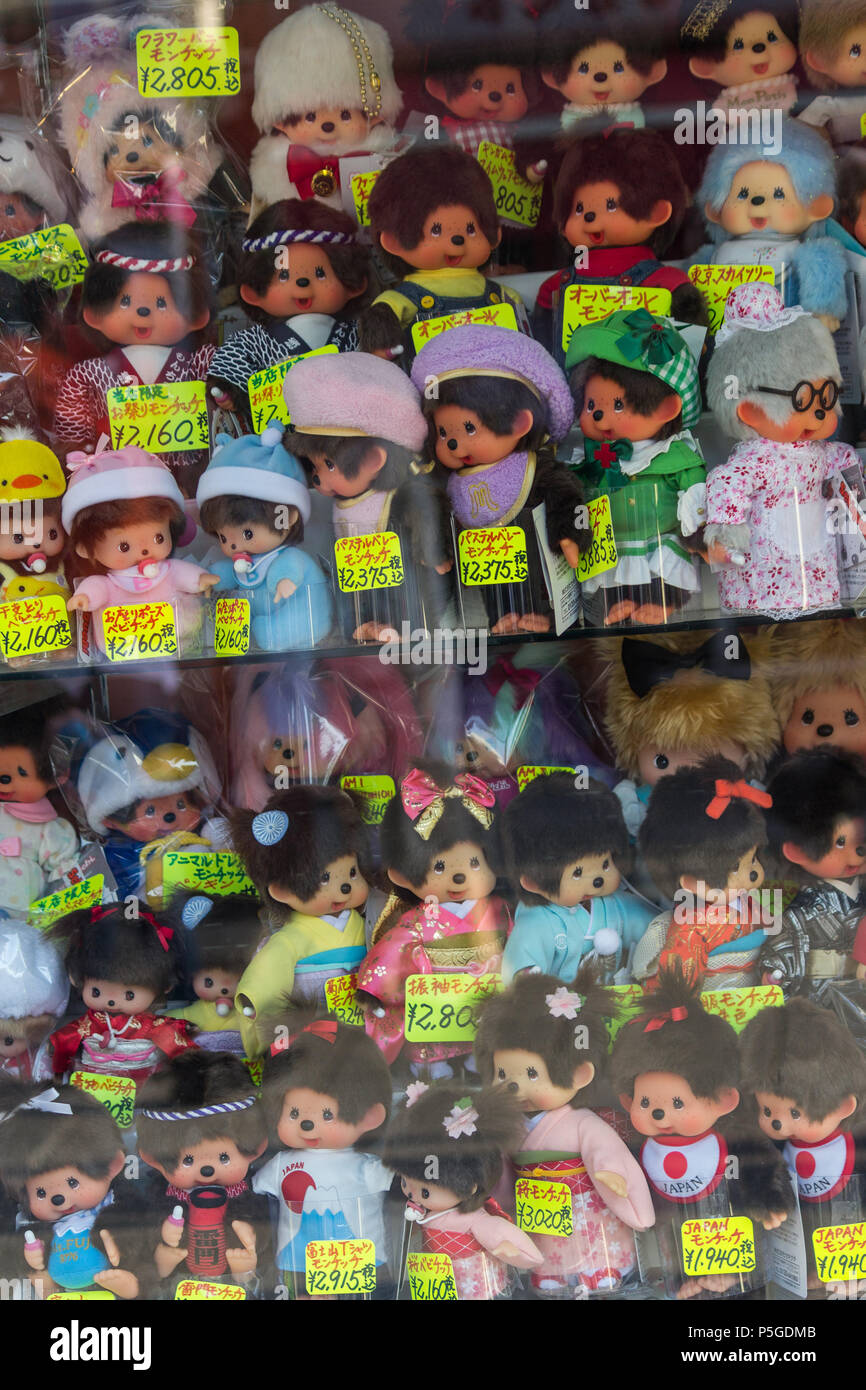 Escaparate con Monchichis en Asakusa, Tokio Fotografía de stock - Alamy