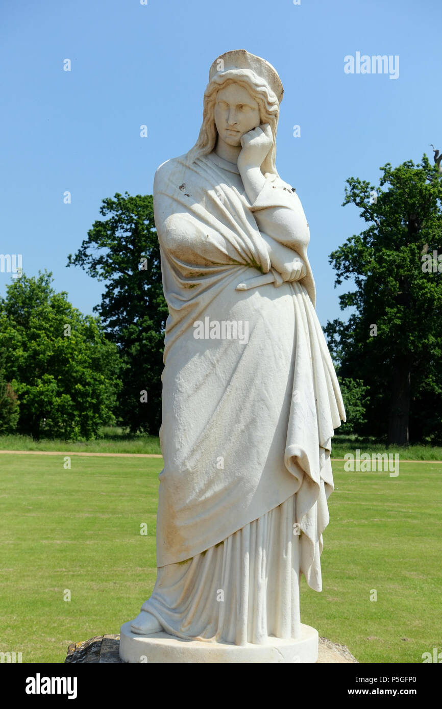 N/A. Inglés: Estatua en Wrest Park - Bedfordshire, Inglaterra. El 9 de junio de 2016, 08:37:41. 354 Daderot Clitemnestra, a principios y mediados de los 1800s, mármol - Wrest Park - Bedfordshire, Inglaterra - DSC08301 Foto de stock