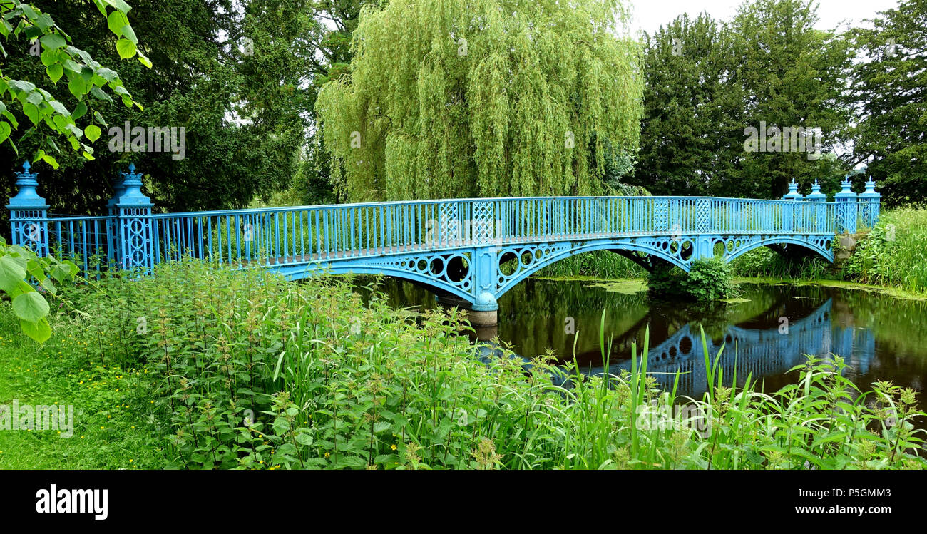 N/A. Inglés: Shugborough Estate - Staffordshire, Inglaterra. 13 de junio de 2016, 07:26:29. 235 Daderot puente hacia la Isla Jardín Arboretum - Shugborough Estate - Staffordshire, Inglaterra - DSC00273 Foto de stock