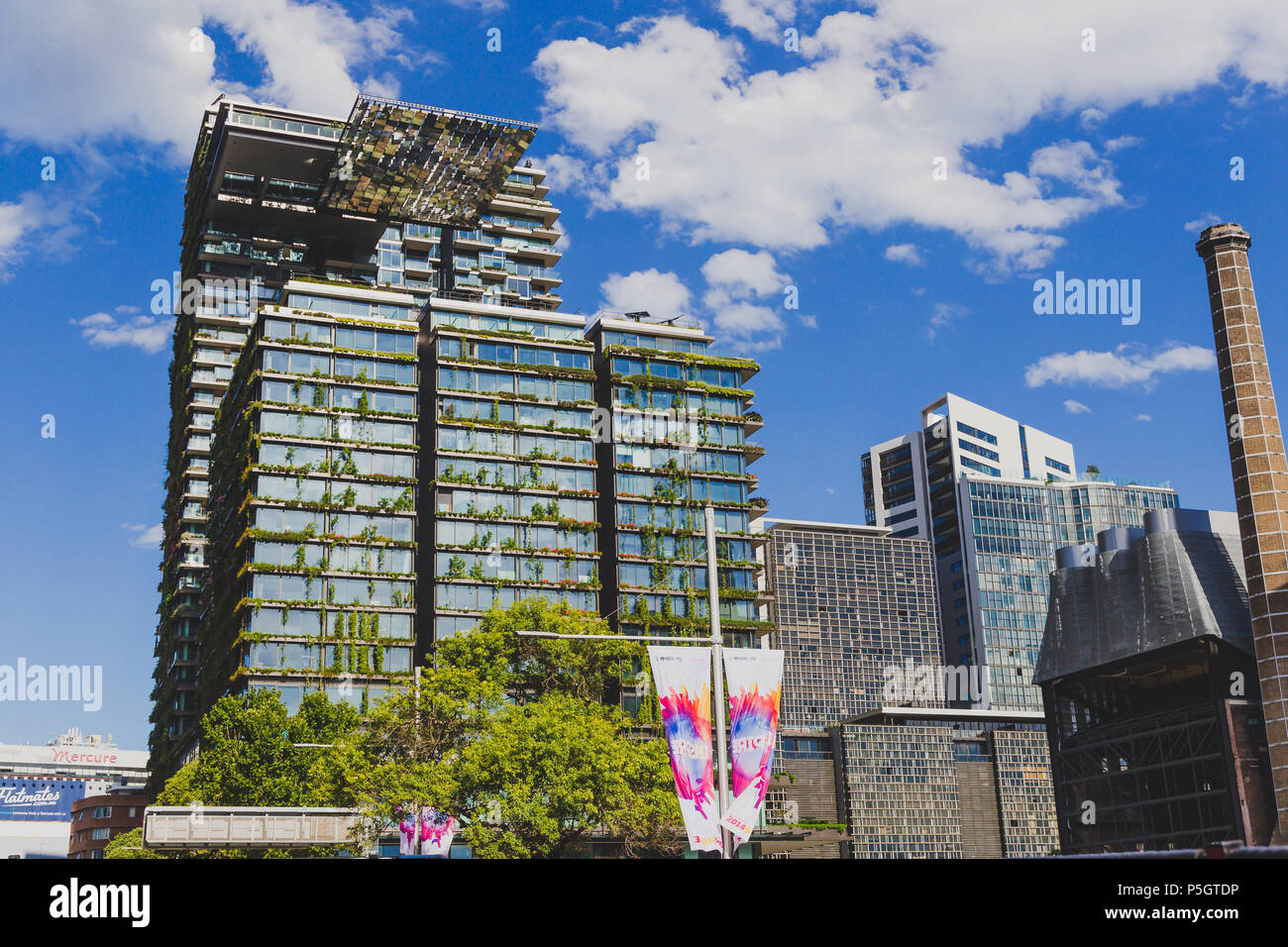 SYDNEY, AUSTRALIA - December 26th, 2014: exterior del hotel Central Park y el centro comercial en el centro de Sydney, cerca de Broadway. Foto de stock