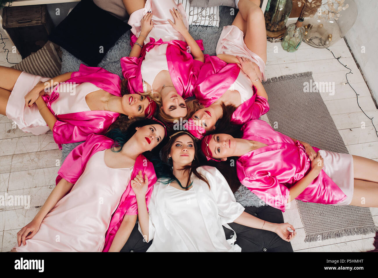 Las damas de honor en color rosa, batas con novia Fotografía de stock -  Alamy