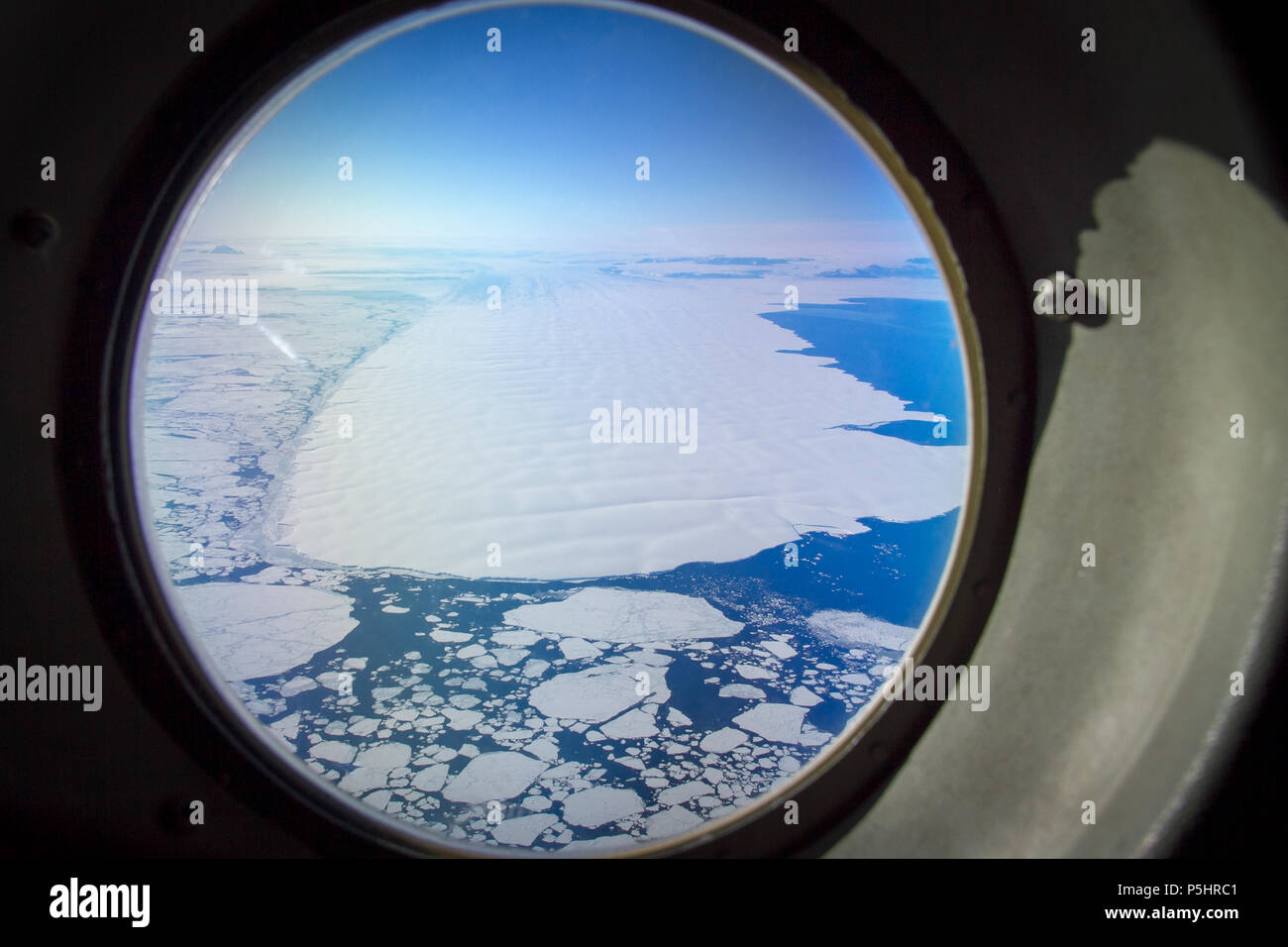 Vista aérea de los hielos marinos en el Mar de Ross a través de la ventana del avión Hercules Foto de stock