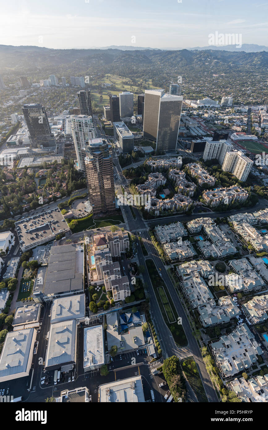 Paisaje vertical vista aérea de la Avenida de las Estrellas y Century City torres en Los Angeles California. Foto de stock