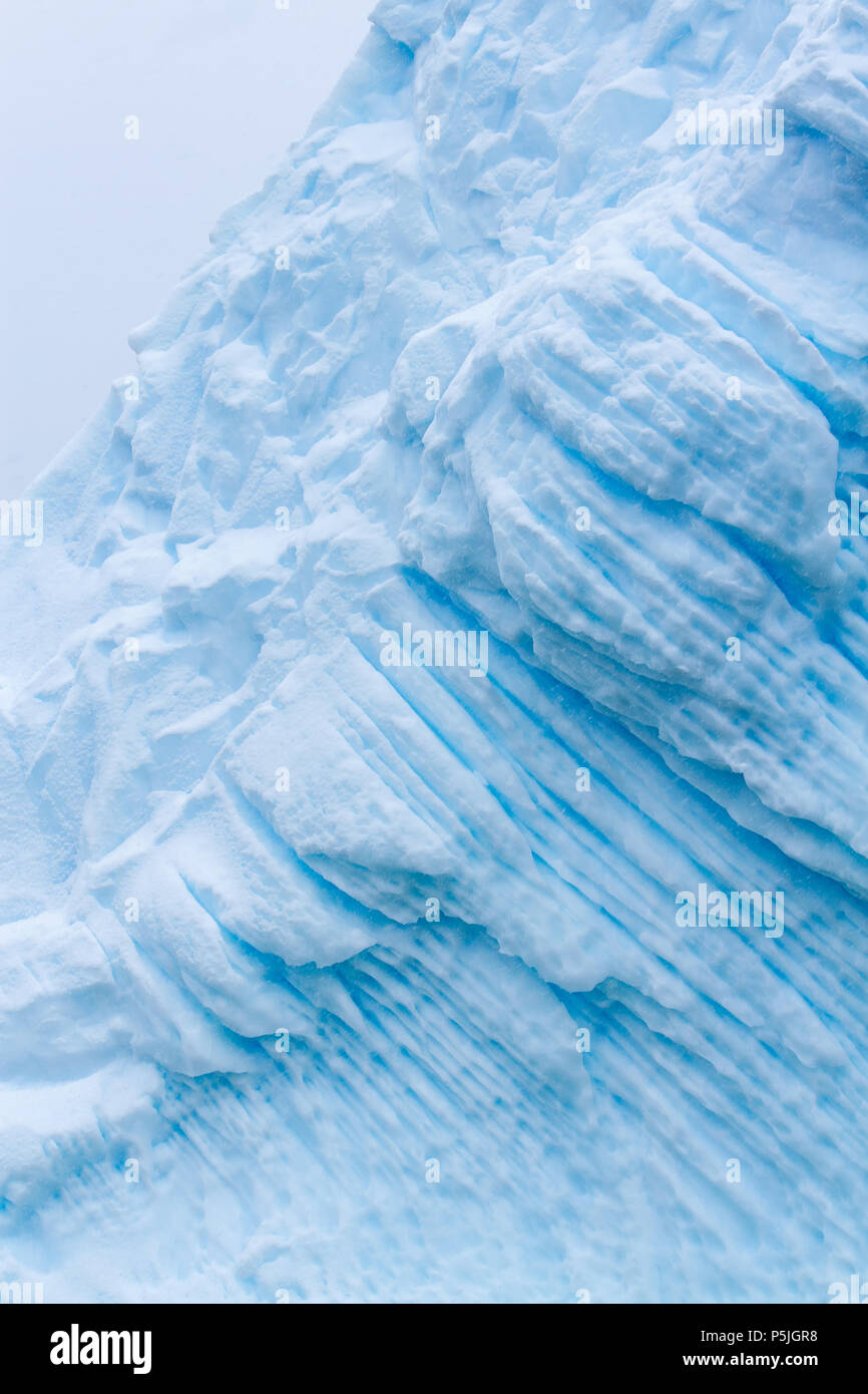 Azul iridiscente iceberg detalle, la Antártida Foto de stock