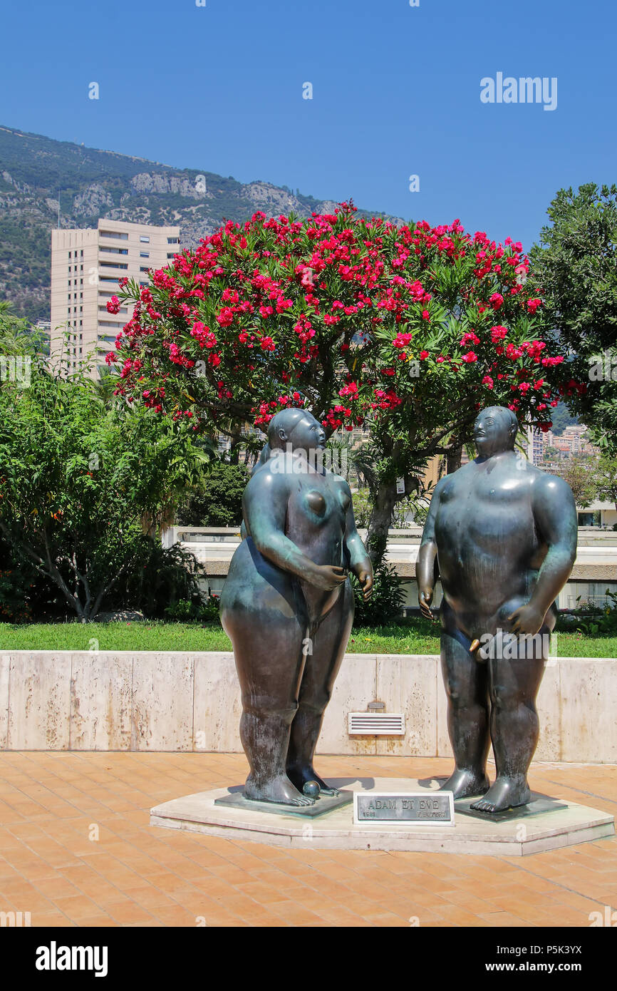 Adán y Eva estatuas de Fernando Botero en Montecarlo, Mónaco. Mónaco es el segundo país más pequeño del mundo. Foto de stock