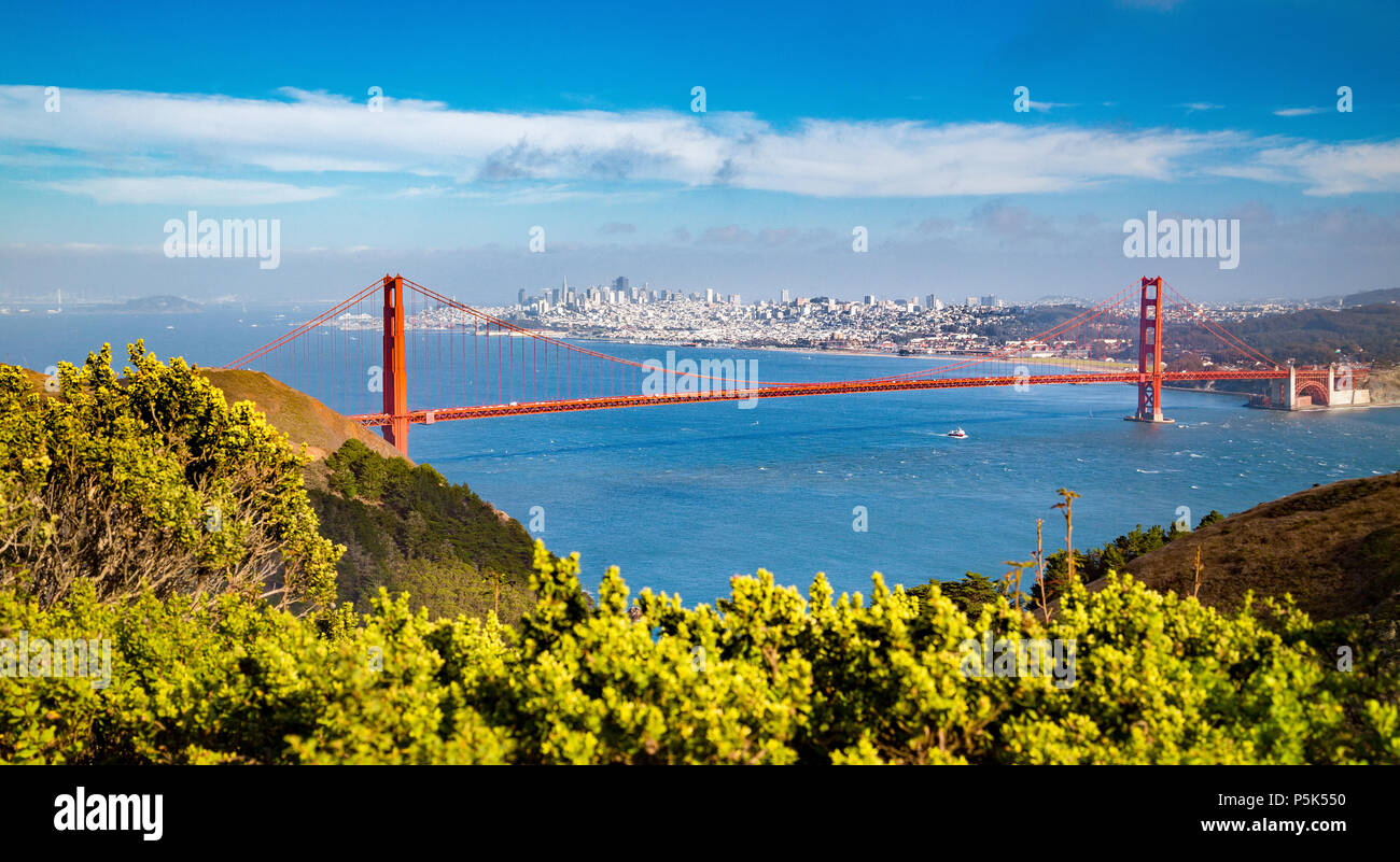 Classic Vista aérea del famoso puente Golden Gate con el horizonte de la ciudad de San Francisco, en el fondo de un hermoso día soleado con el cielo azul y las nubes Foto de stock