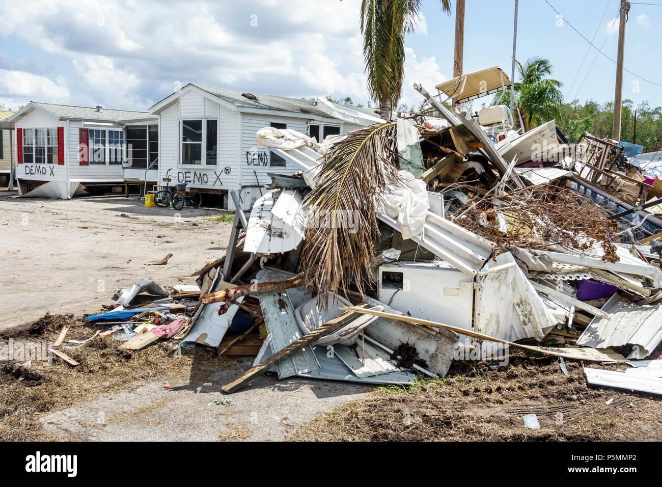 Everglades City Florida, después del huracán Irma, casas residencias,  recuperación de desastres de tormenta limpieza, inundaciones de daños  destrucción secuelas, basura, de Fotografía de stock - Alamy