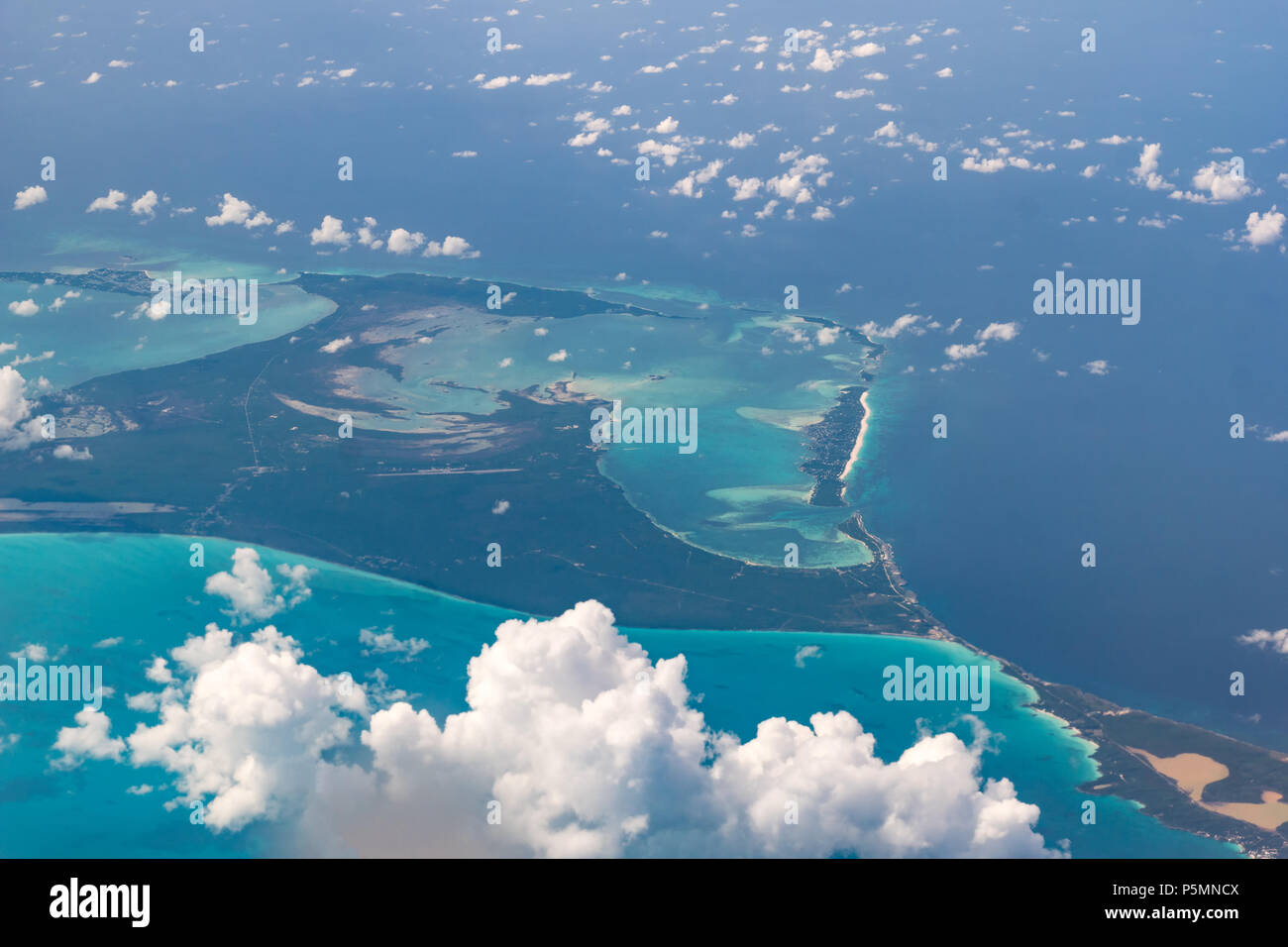 Hermosa vista aérea de las islas Bahamas - Spanish Wells - mar turquesa y la interesante nubes. Foto de stock