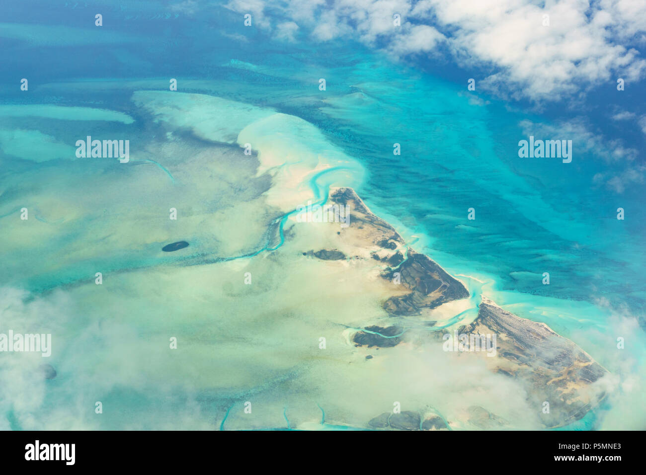 Hermosa vista de Bahamas Islas Cayos Joulter desde arriba. Foto de stock