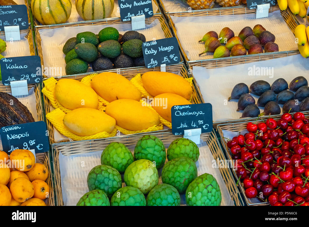 Frutas exóticas para venta en un mercado en Munich, Alemania. Foto de stock