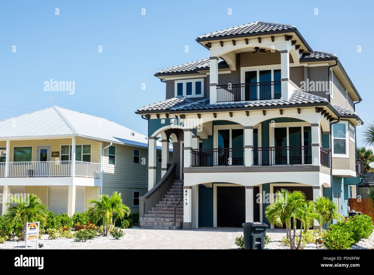 Florida, Fort Ft. Myers Beach, casa casas casa casas residencia,  propiedades inmobiliarias frente a la playa, balcón, tres pisos, alquiler,  visitantes viajes turísticos Fotografía de stock - Alamy