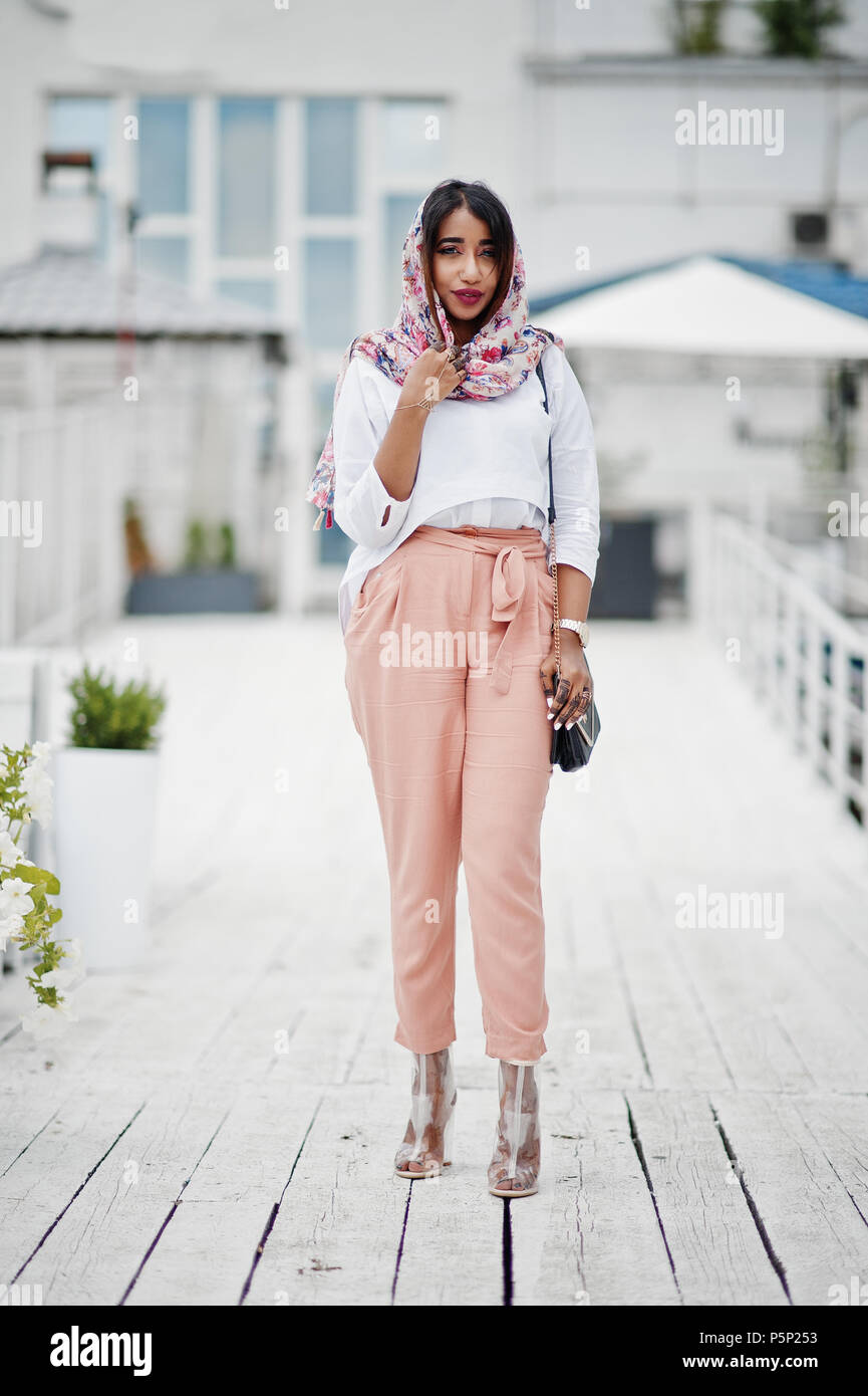 Moda arabian chica de blusa blanca y pantalones de durazno planteados en el  exterior. Elegante mujer musulmana Fotografía de stock - Alamy