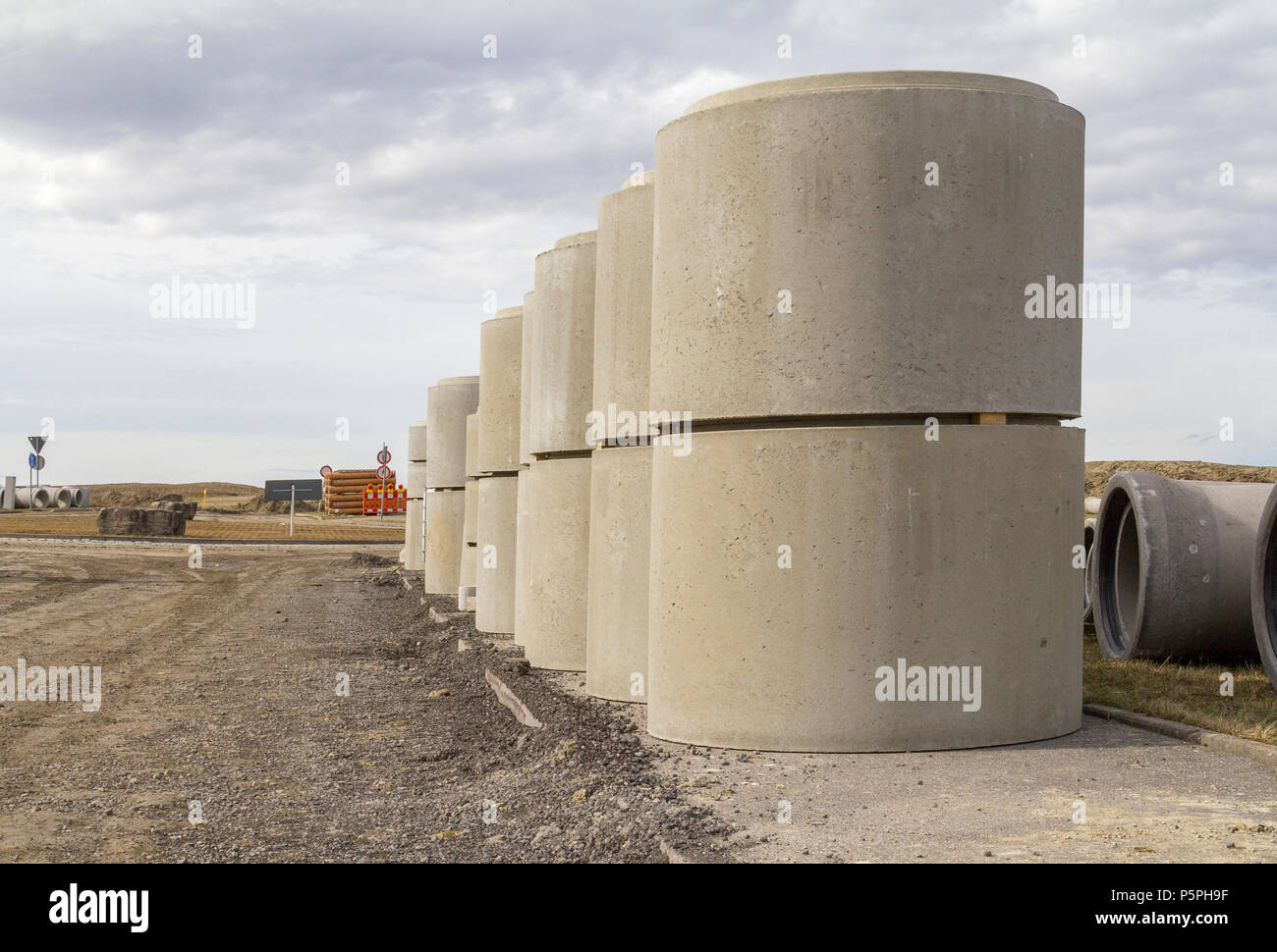 Sitio de construcción, incluyendo grandes tubos de hormigón Fotografía de  stock - Alamy