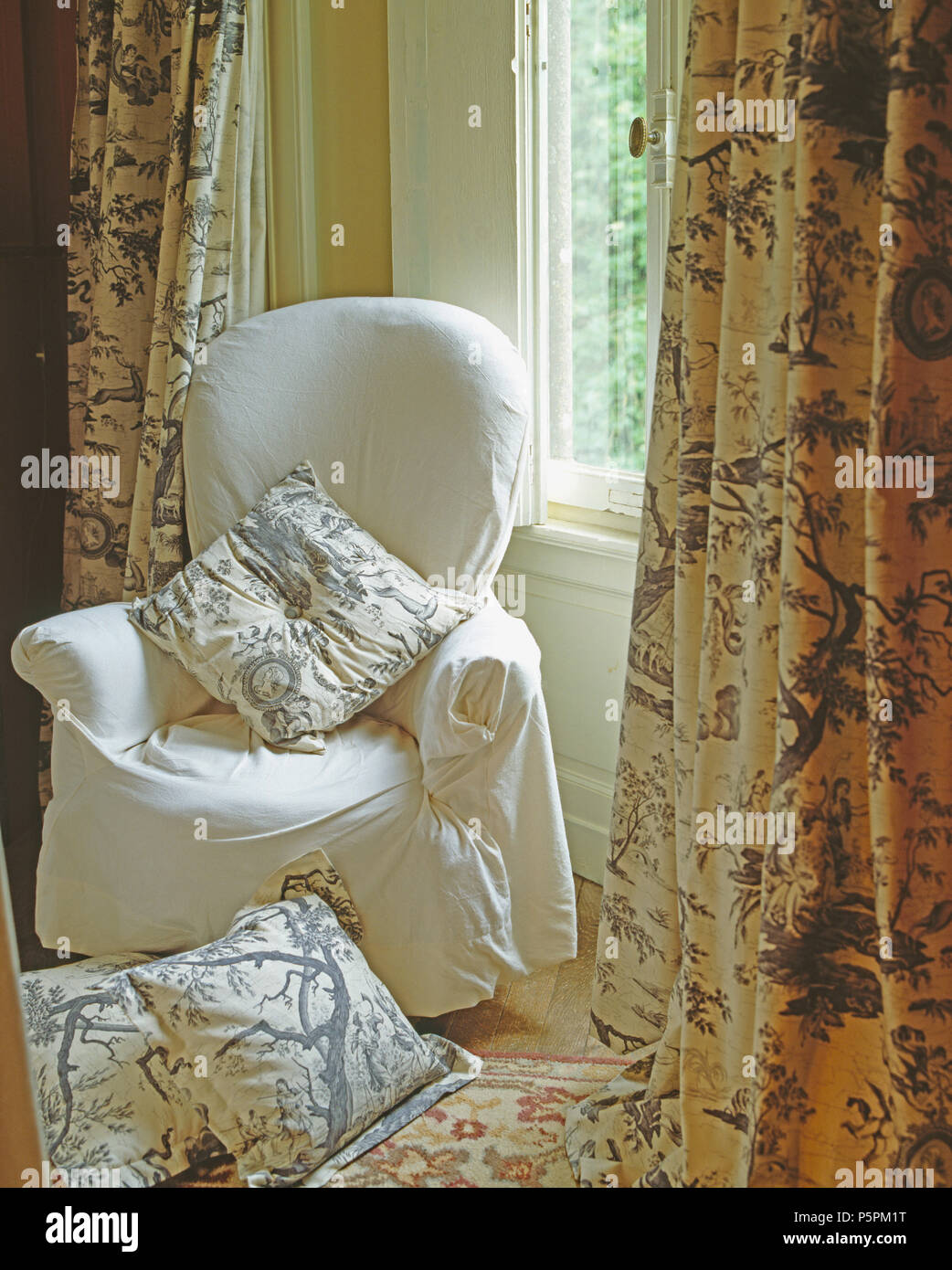 Ochenta salon con verde de empapelado con motivos florales y muebles de  caña con cortinas blancas y persianas rosa Fotografía de stock - Alamy