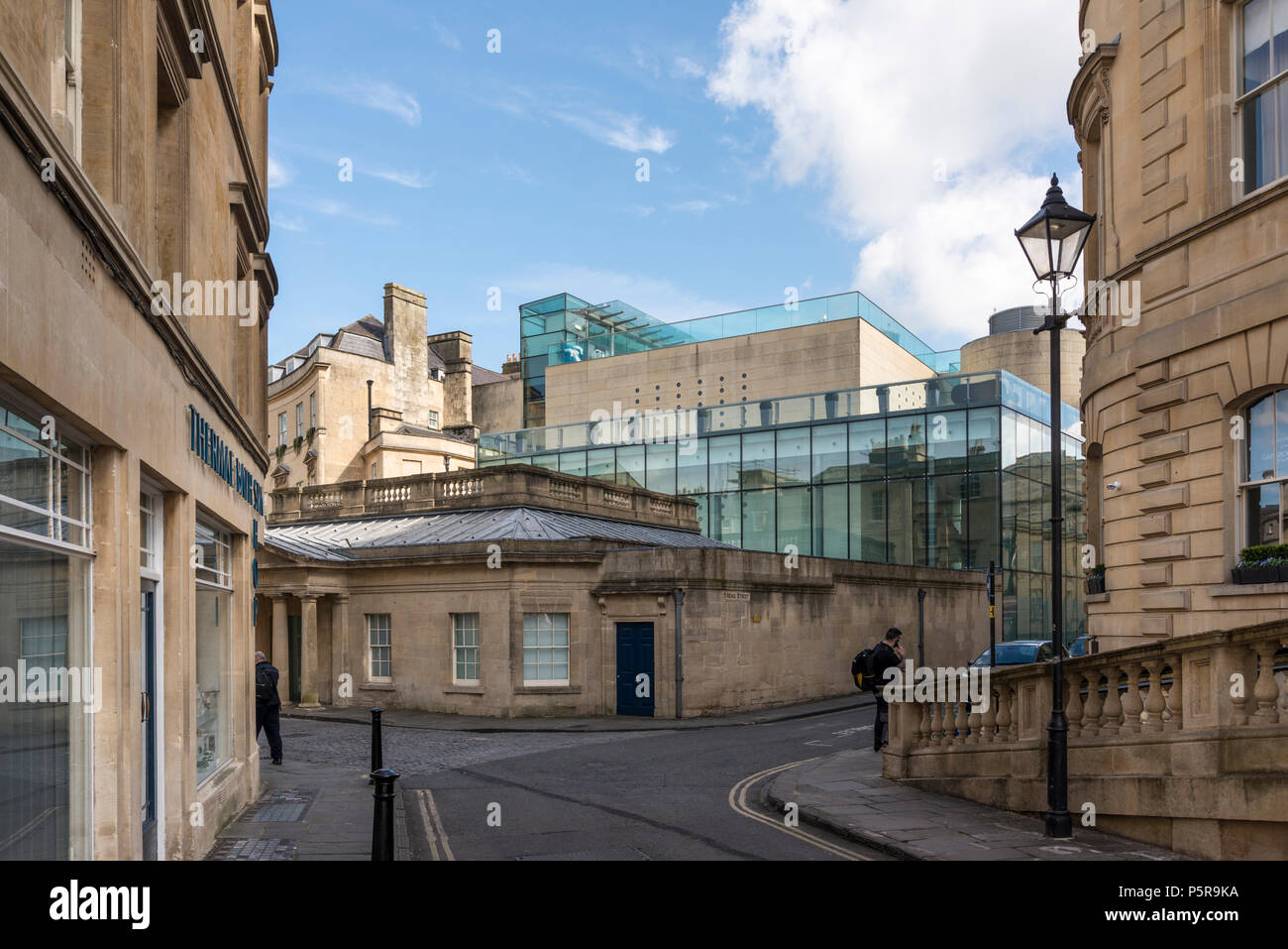 Yuxtaposición de edificios nuevos y antiguos en Bath, Somerset, Reino Unido Foto de stock
