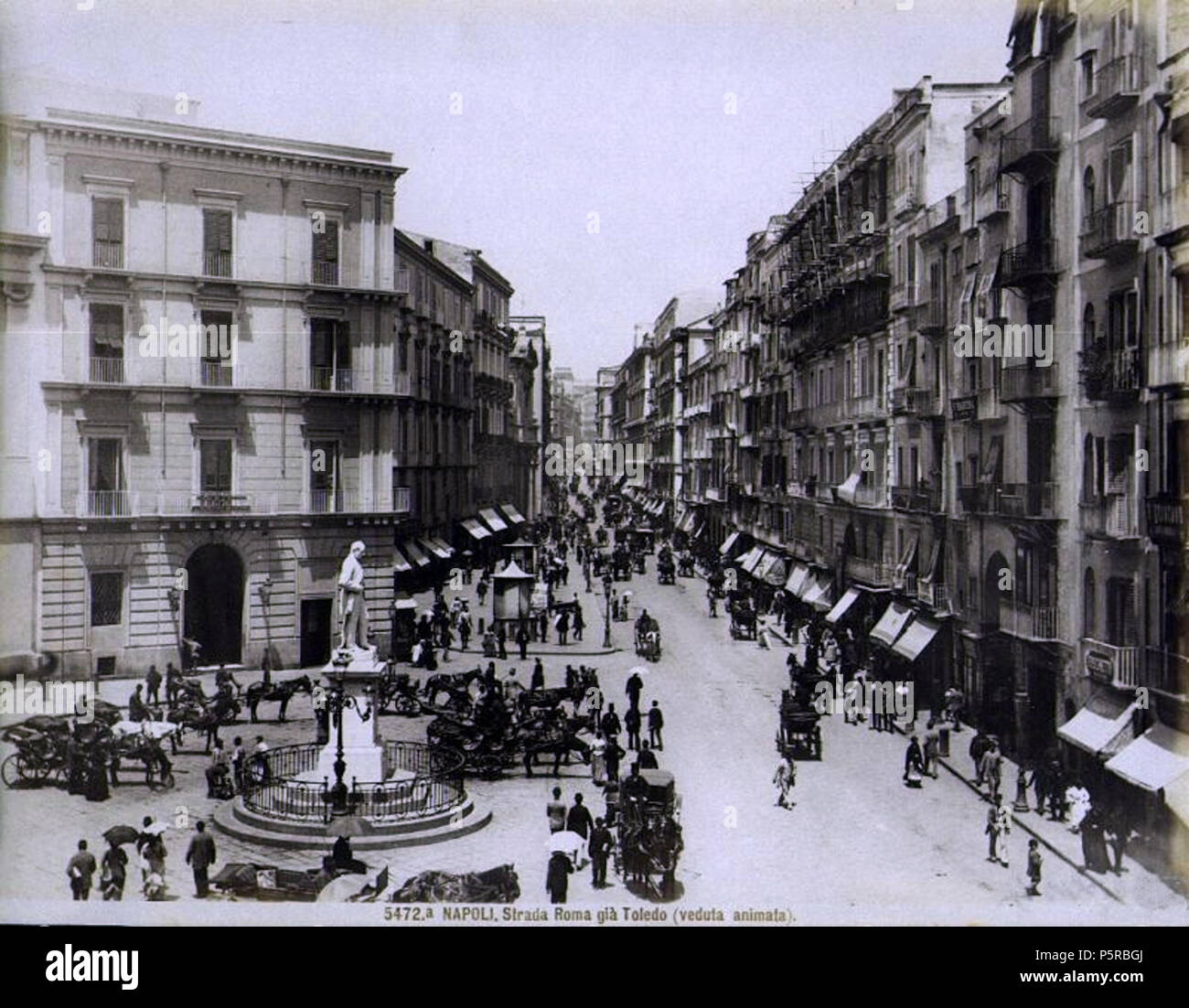 240 Brogi, GIACOMO (1822-1881) - n. 5472A - Napoli - Strada Roma veduta animata già (Toledo) Foto de stock