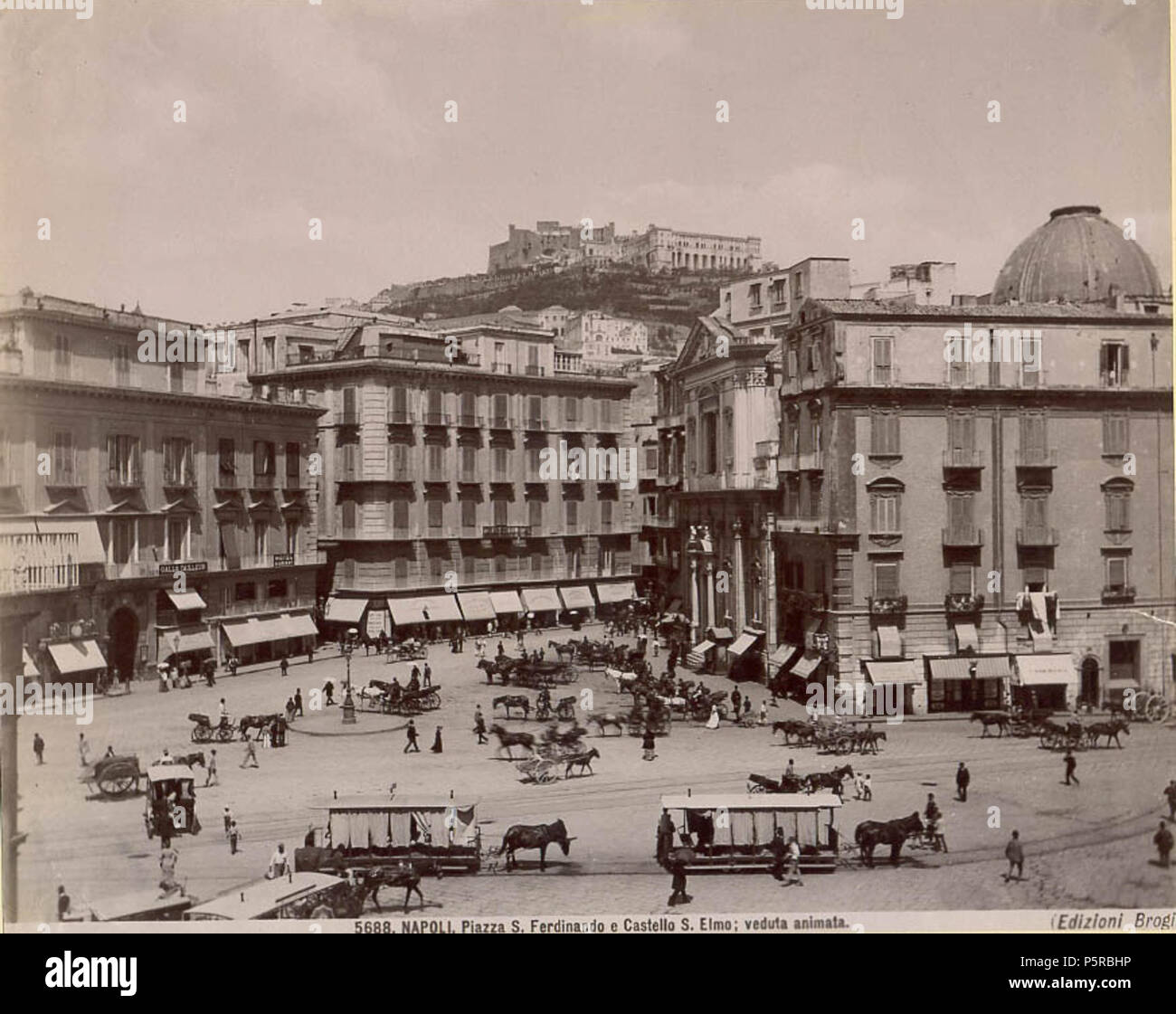 N/A. Fotógrafo italiano N/A 240 Brogi, GIACOMO (1822-1881) - n. 5688 - Napoli, Piazza S. Ferdinando e Castello S. Elmo - veduta animata Foto de stock
