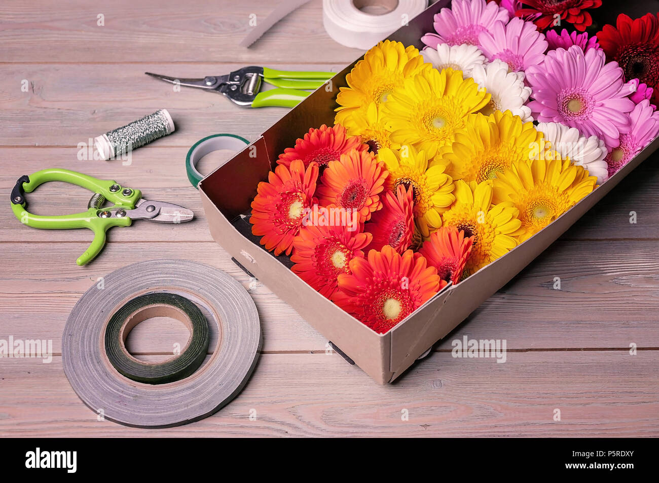 Caja con gerberas en la mesa de florista. Close-up Fotografía de stock -  Alamy