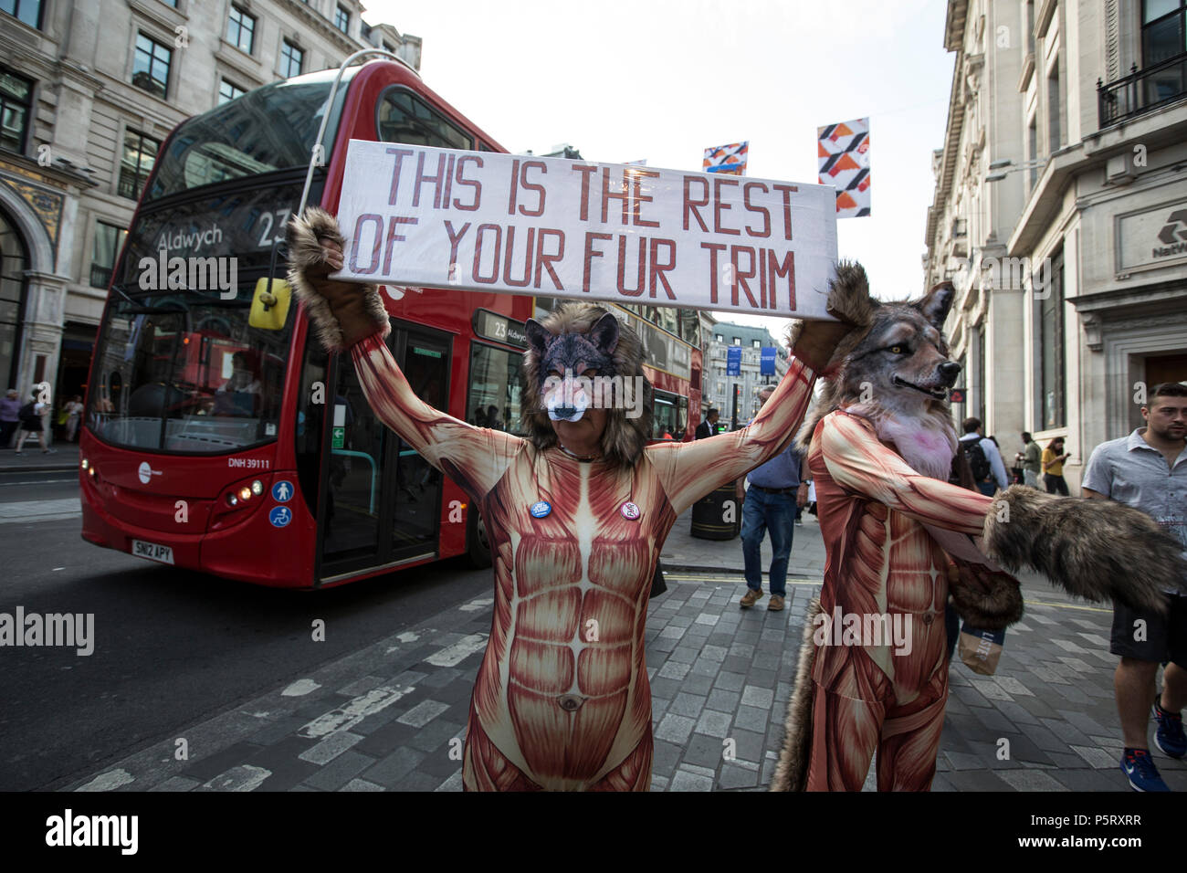 Activista contra Canadá Goose marca de ropa uso de coyote-fur en prendas de  vestir protesta fuera de la sucursal de Regent Street en Londres, Reino  Unido Fotografía de stock - Alamy