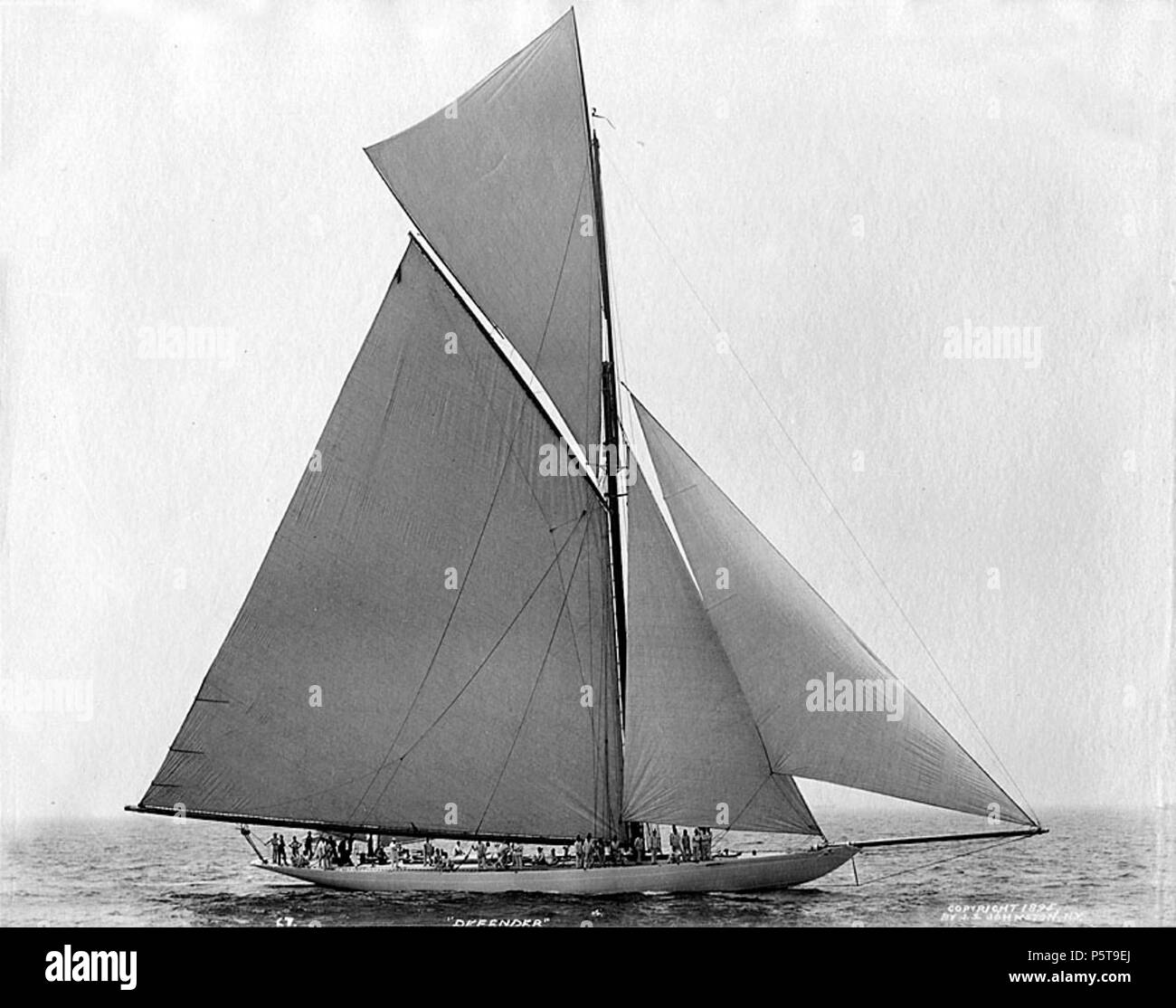 N/A. Inglés: Defender . El 20 de julio de 1895. John S. Johnston (1839-1899) Nombres alternativos J. S. Johnston Descripción fotógrafo británico y el paisaje marino fotógrafo fotografiado muchos yates a vela Fecha de nacimiento/muerte circa 1839 17 de diciembre de 1899 Lugar de nacimiento/muerte Gran Bretaña Niagara Falls período de trabajo 1880S-1890s ubicación de trabajo Nueva York : control de autoridad P4020382 431 Defender (yacht) Foto de stock