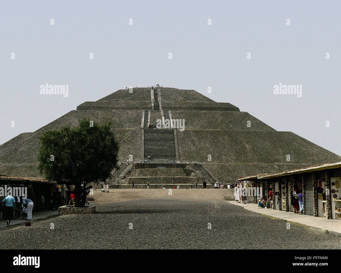 LA CALZADA DE LOS MUERTOS Y LA PIRÁMIDE DEL SOL-VISTA FRONTAL AZTECA.  Ubicación: La Pirámide del Sol, Teotihuacan Fotografía de stock - Alamy