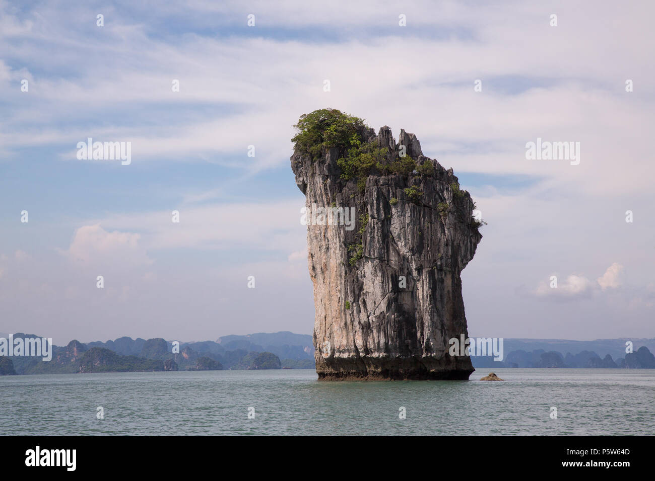 Montaña de piedra caliza en Bai Tu Long Bay, Vietnam. Foto de stock