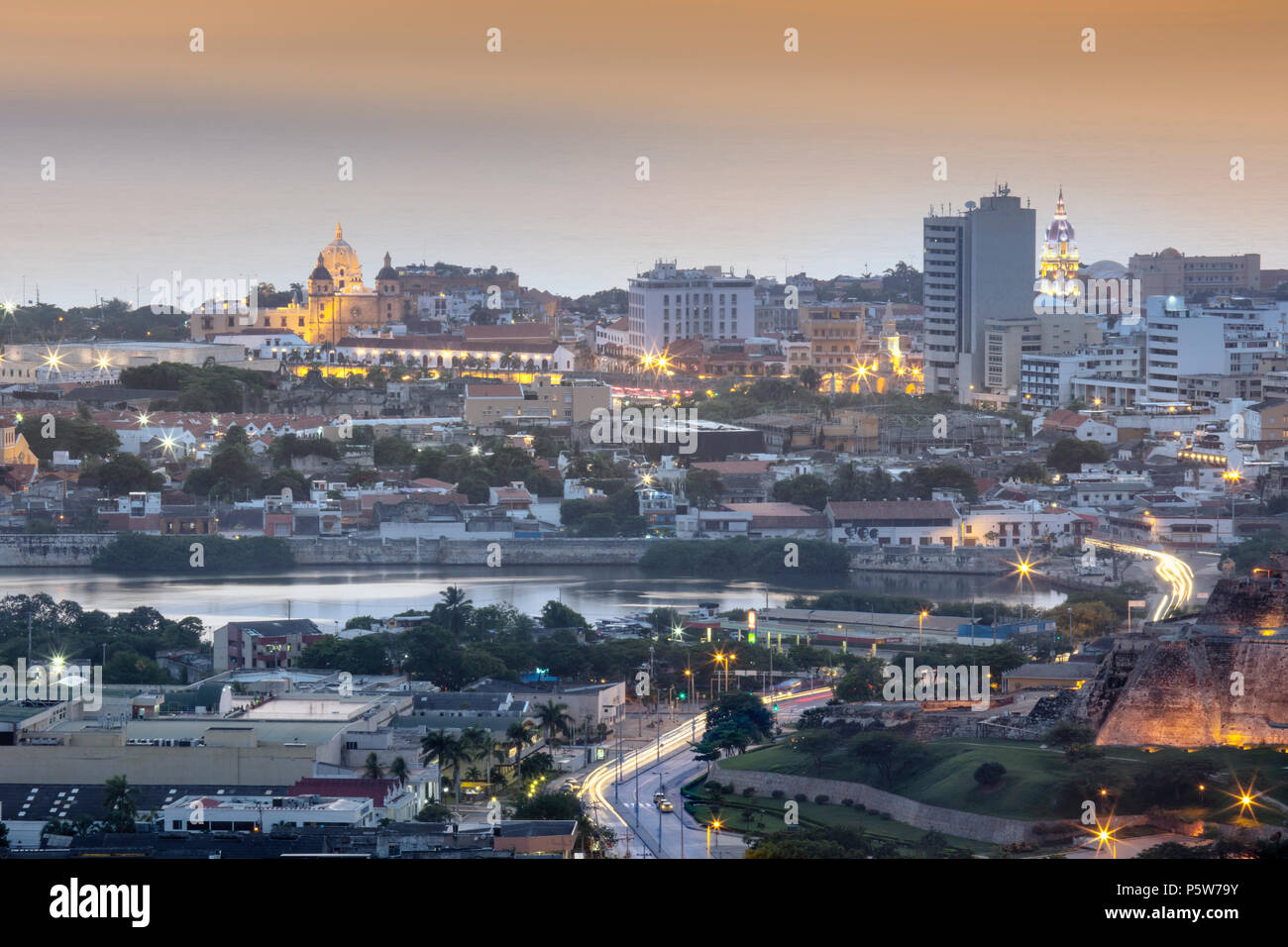 El horizonte del histórico centro de Patrimonio Mundial de la Unesco de la ciudad de Cartagena, en la costa caribeña de Colombia, Sur America Foto de stock
