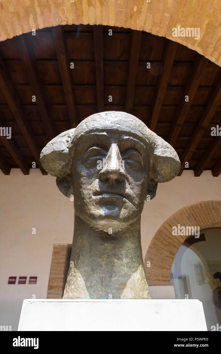 Manolete Córdoba, vista de una escultura de Manuel Laureano Rodríguez Sánchez (Manolete), un famoso torero, ubicado en el Museo Taurino, Córdoba, España Foto de stock