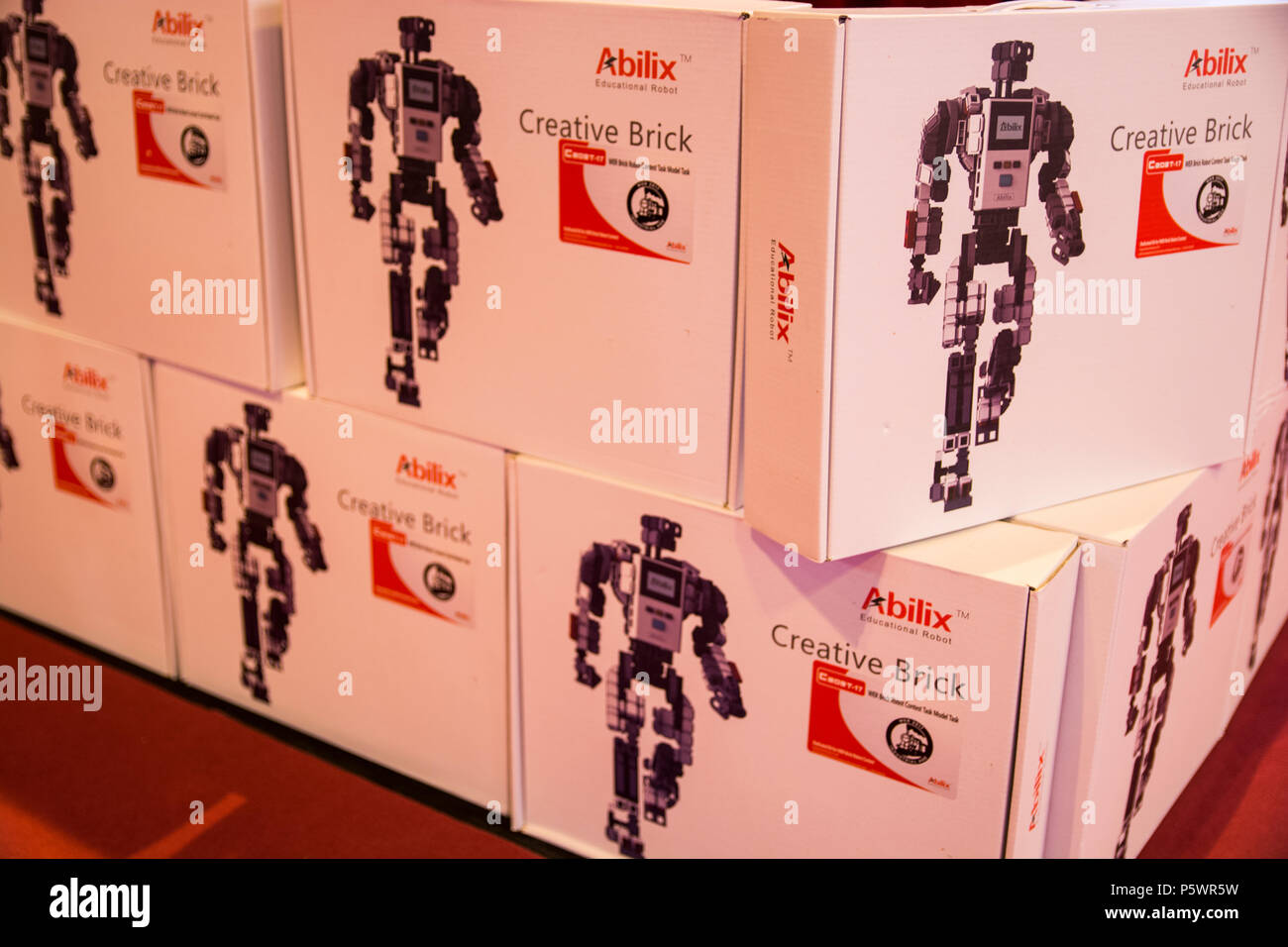Ladrillo creativa / Creative cuadra de Abilix, apiladas y encajonado en GR-EX (Global Robot Expo). Foto de stock