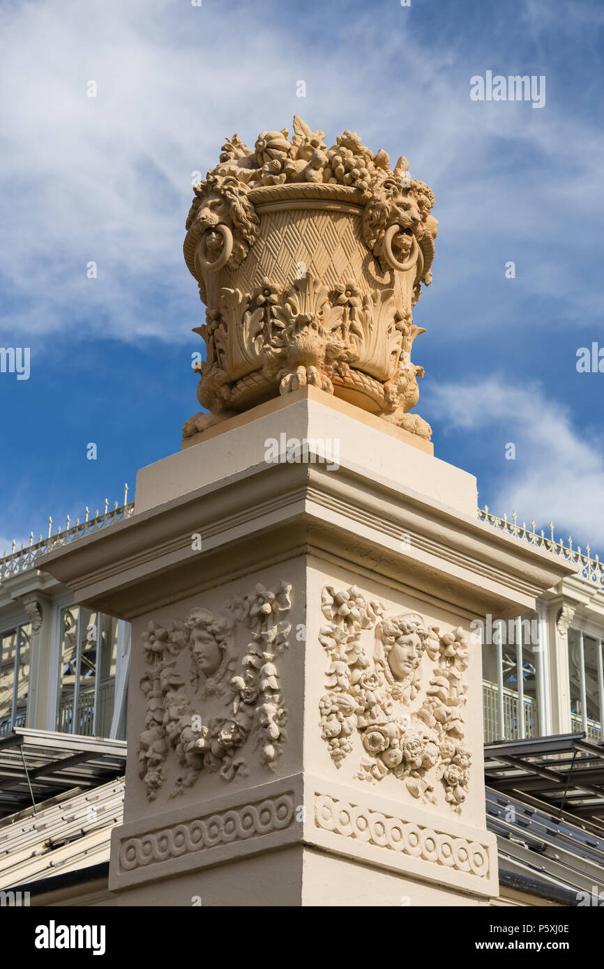 Casa templada en Kew RBG, urn y detalles exteriores. Foto de stock