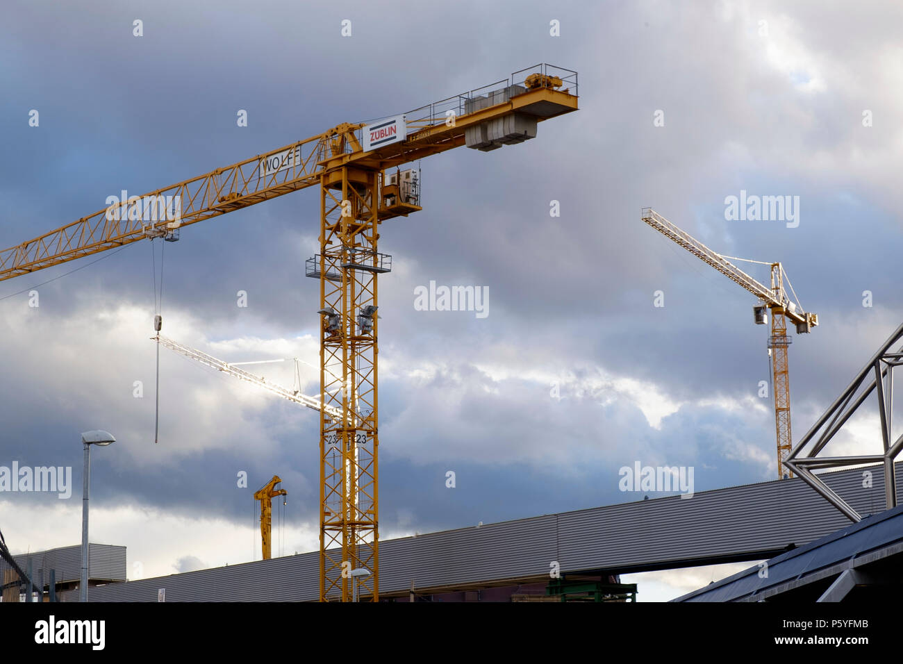 Grúas en el sitio de la enorme proyecto de construcción de 21 Stuttgart, Alemania Foto de stock