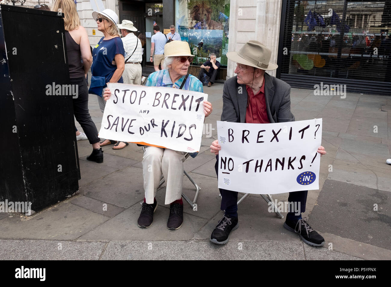 Londres, Reino Unido. El 23 de junio de 2018. Dos espectadores apoyando el anti-Brexit Marzo por el voto de los pueblos desde la barrera. Crédito: Scott Hortop/Alamy vivir nuevas Foto de stock