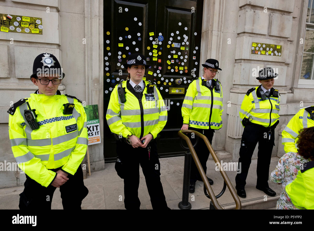 Londres, Reino Unido. El 23 de junio de 2018. Protección policial a las puertas de la Oficina del Gabinete en Whitehall, después de haber sido adornado con anti-adhesivos Brexit - M Foto de stock