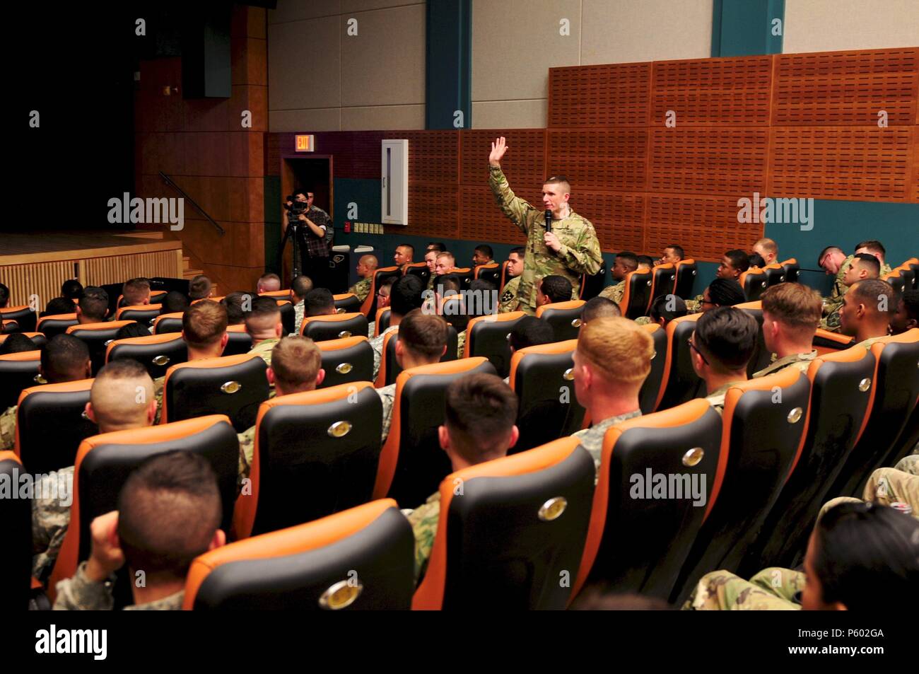 El Sgt. Gral. del Ejército Daniel Dailey realiza una reunión en el ayuntamiento en el Camp Casey Theatre el 6 de abril, durante su primera visita a Corea, ya que están estacionados aquí hace 20 años. (Ee.Uu. Fotos del ejército por KATUSA PFC. Lee, Kyoung-min, el Octavo Ejército de los asuntos públicos) Foto de stock