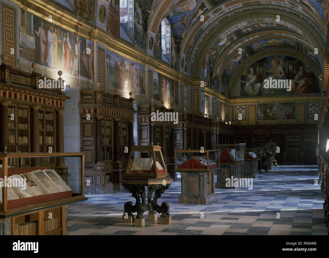 VISTA DE LA BIBLIOTECA. Ubicación: Edificio de la biblioteca del monasterio de San Lorenzo del Escorial, Madrid, España. Foto de stock