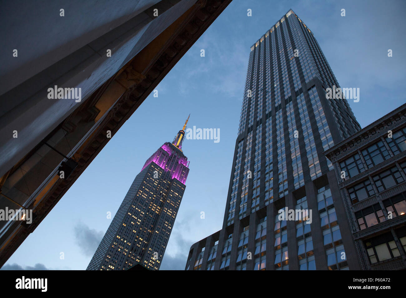 La arquitectura art-deco de Nueva York Empire State Building alcanza en el cielo del anochecer Foto de stock