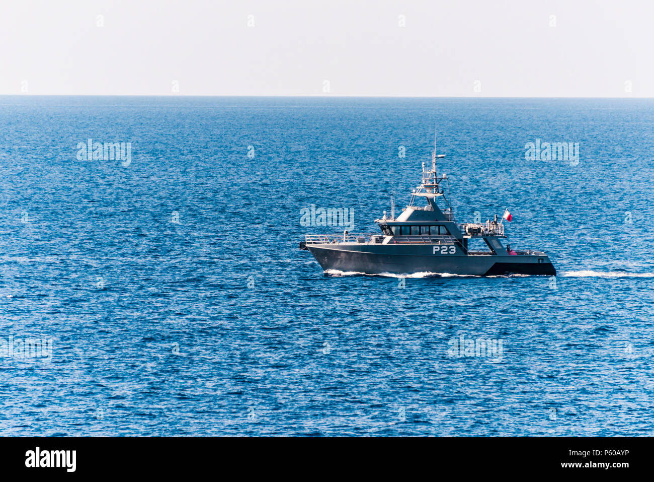 P23, una lancha patrullera offshore clase Austal pertenecientes a las Fuerzas Armadas de Malta, patroling el mar alrededor de Gozo. Foto de stock