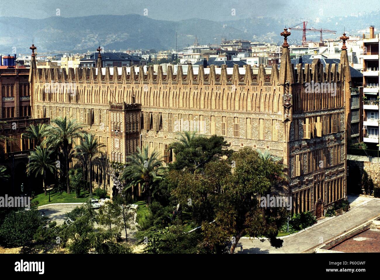 COLEGIO DE LAS TERESIANAS - 1889. Autor: Antoni Gaudí (1852-1926).  Ubicación: Colegio Teresiano, Barcelona, España Fotografía de stock - Alamy