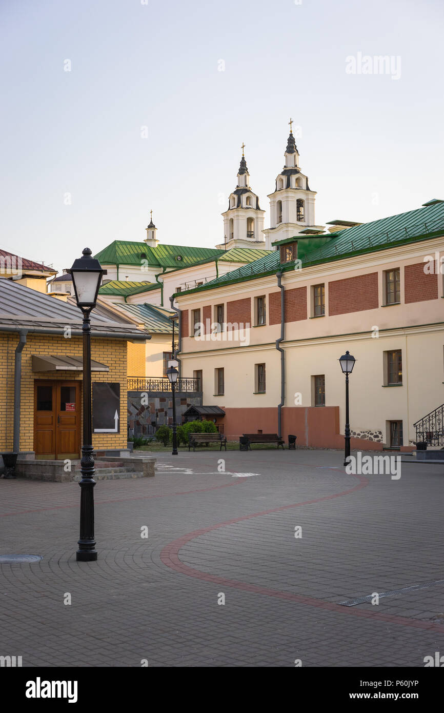Centro histórico de la ciudad de Minsk, con acogedores patios, museos y lugares de descanso. Parte superior de la ciudad de Minsk, Belarús Foto de stock