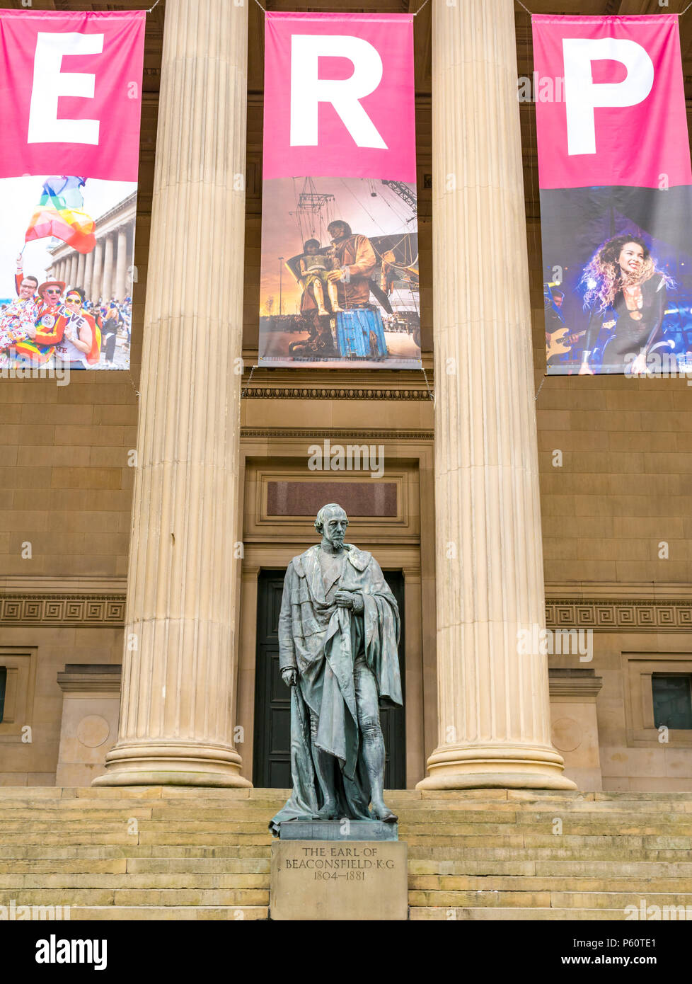 Estatua del conde de Beaconsfield, Benjamín Disraeli, St George's Hall, sede cívica, Liverpool, Inglaterra, Reino Unido. Foto de stock