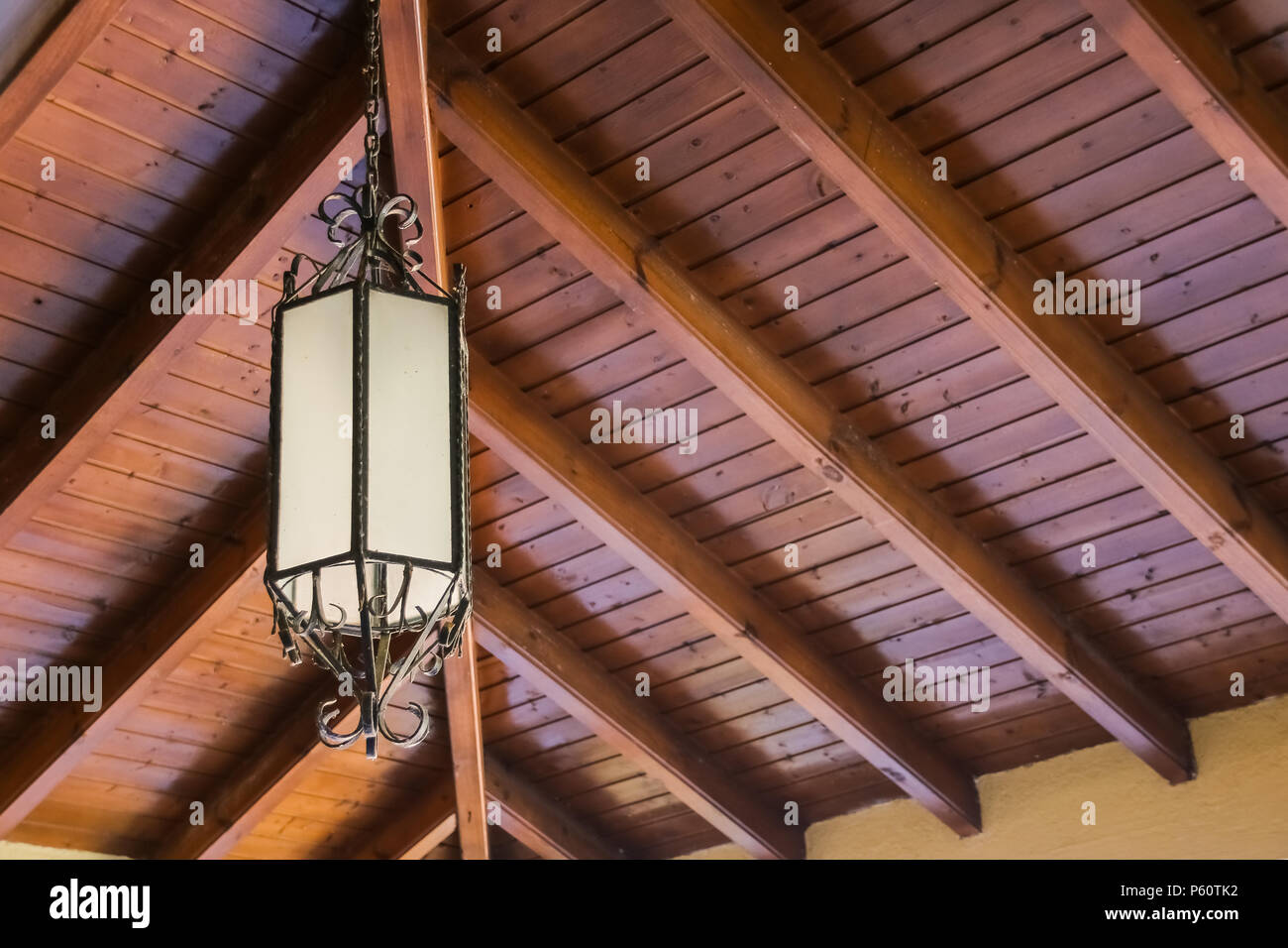 Lámparas colgantes decoración linterna en mimbre de madera hechas de bambú.  Luces artificiales colgando de la viga de madera preciosa lámpara linterna,  colgando de techos de madera. Espacio para copiar texto. Estilo