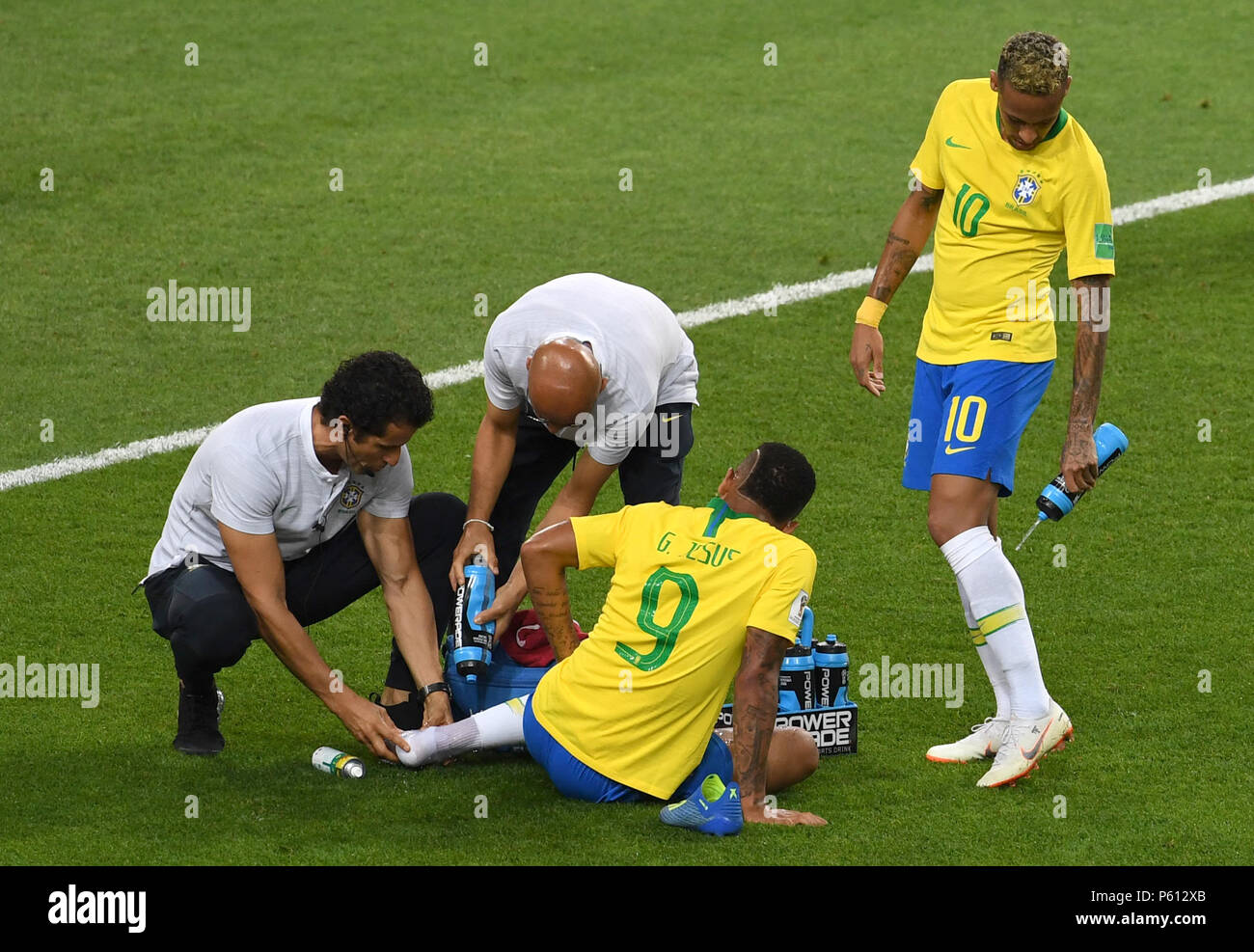 Moscú, Rusia. 27 de junio de 2018. Gabriel Jesús (parte inferior) de Brasil recibe tratamiento durante la Copa Mundial de la FIFA 2018 Grupo E partido entre Brasil y Serbia en