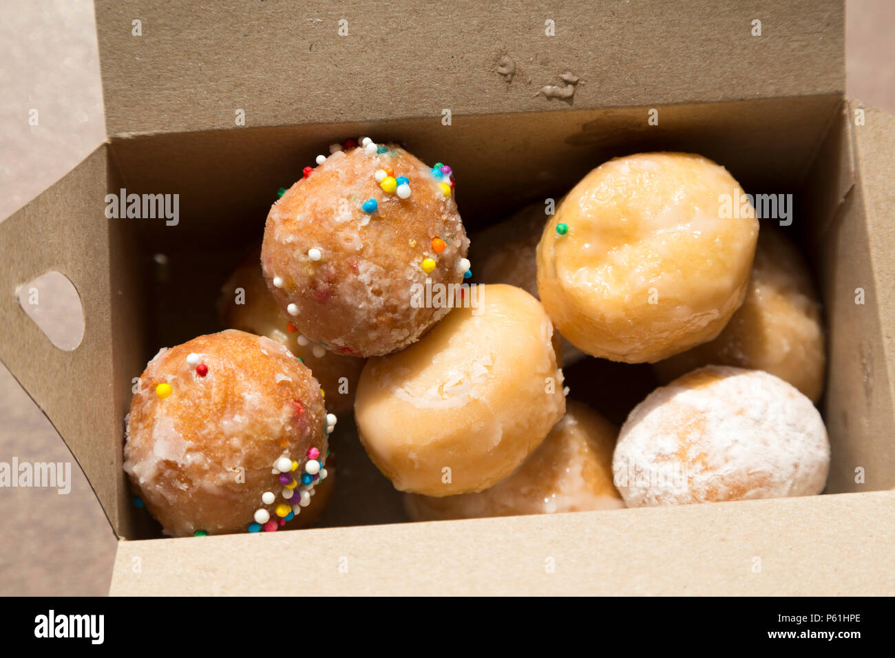 Un cuadro de Timbits servido en un Tim Hortons tienda en Canadá. Timbits son, esencialmente, con sabor a donut pedazos. Foto de stock