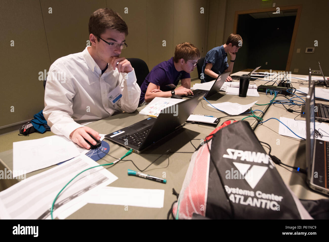 160409-N-GB257-001 Charleston, S.C. (09ABR16) Un equipo de ... 160409-N-GB257-001 Charleston, S.C. (09ABR16) Un equipo de ...