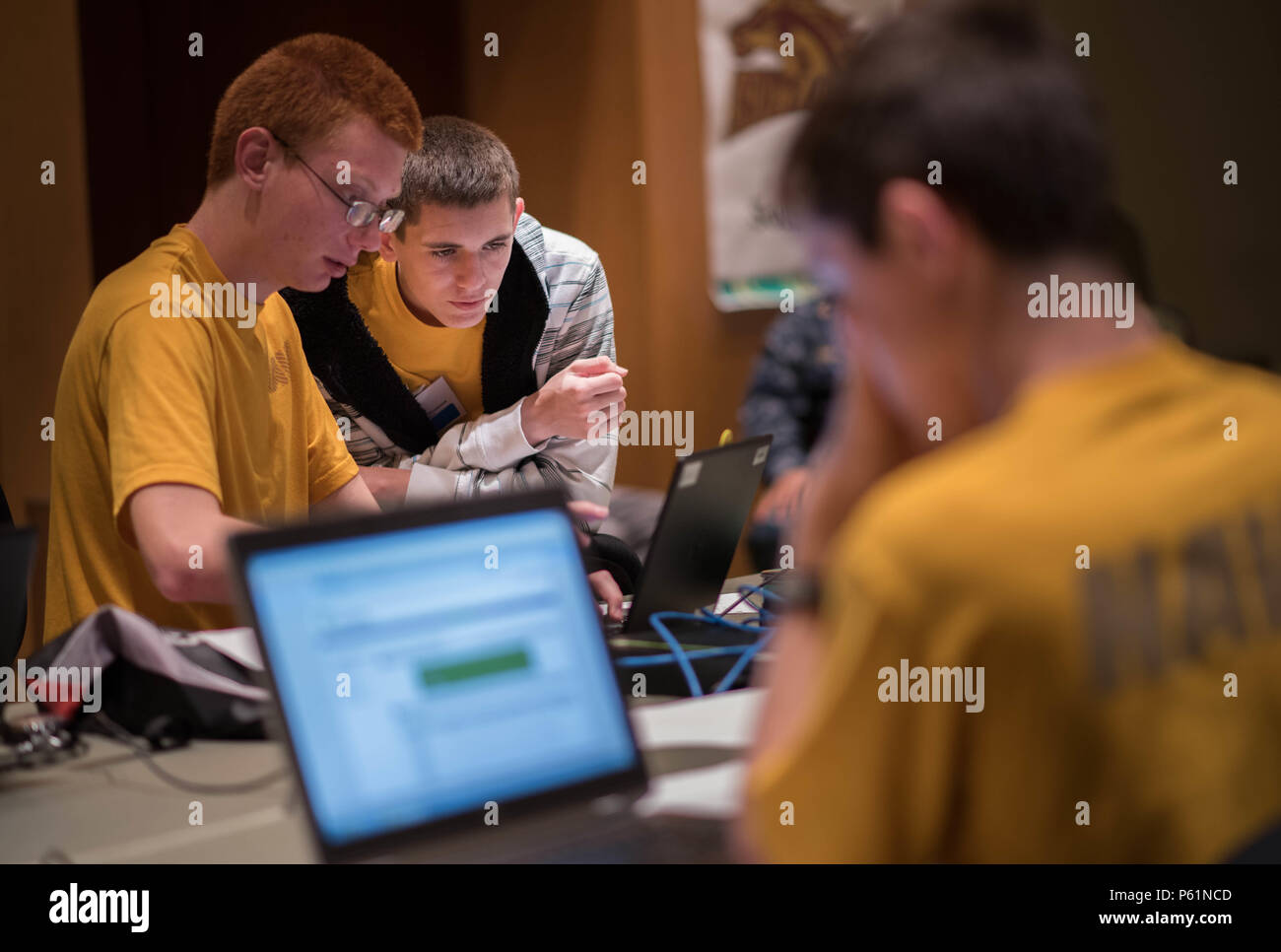 160409-N-GB257-003 Charleston, S.C. (09ABR16) Un equipo de ... 160409-N-GB257-003 Charleston, S.C. (09ABR16) Un equipo de ...