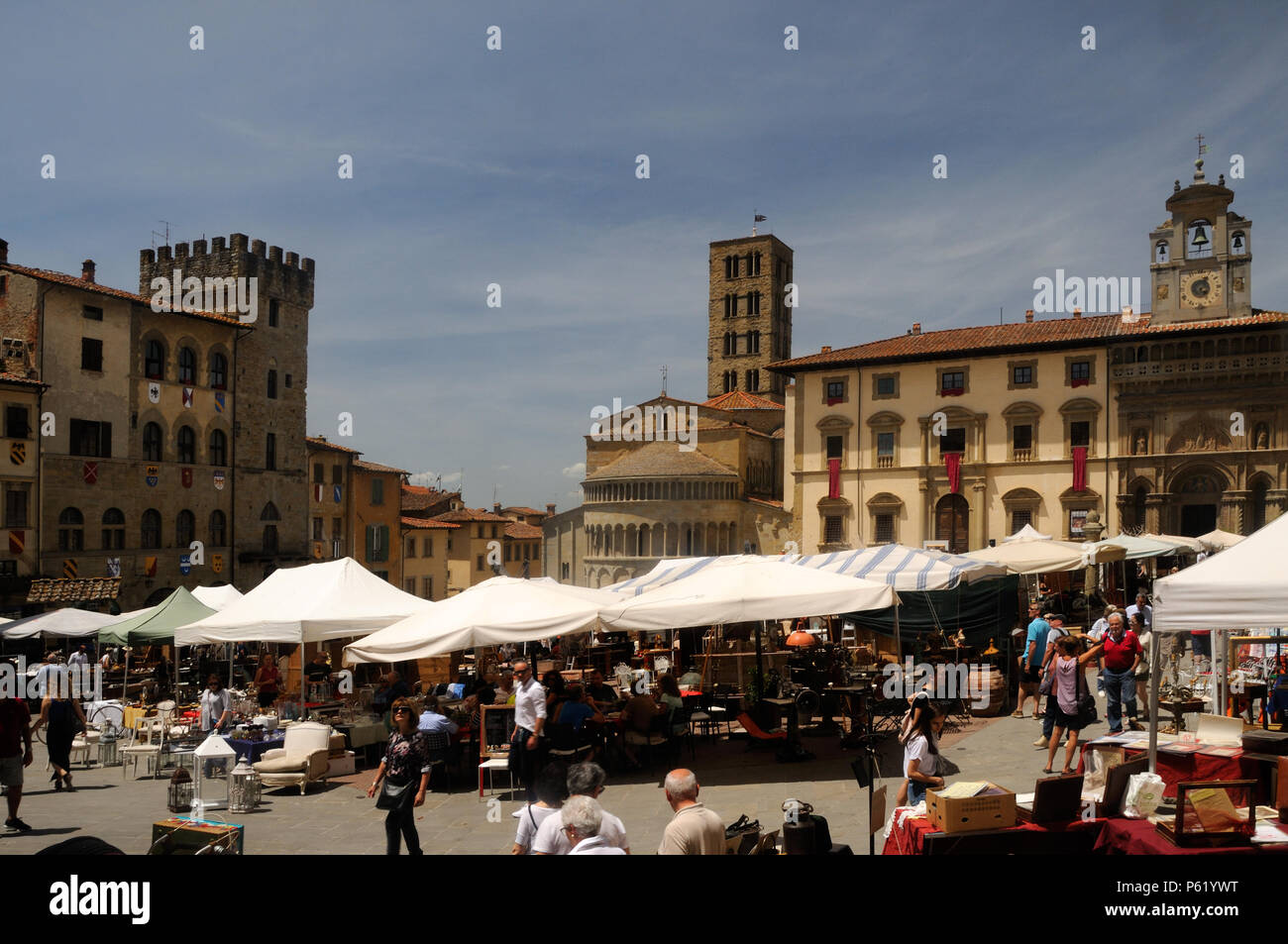 Una de las ferias de antigüedades mensual de Arezzo en progreso en la Piazza Grande de Arezzo, Toscana, Italia Foto de stock